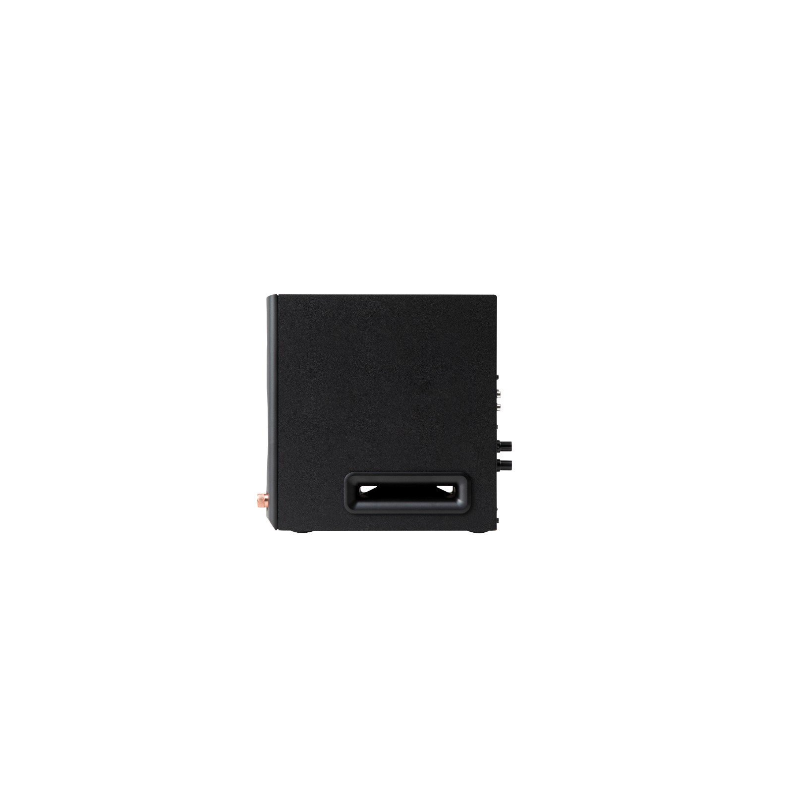 Sağ tarafta dikdörtgen havalandırma deliği ve bağlantı noktaları olan siyah subwoofer.