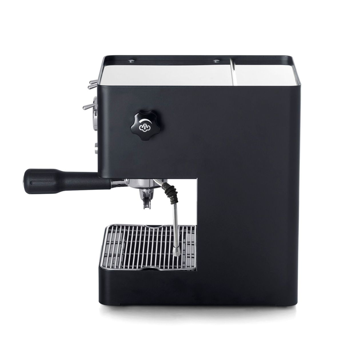 Schwarze Espressomaschine mit silbernem Abtropfgitter und Hebel.
