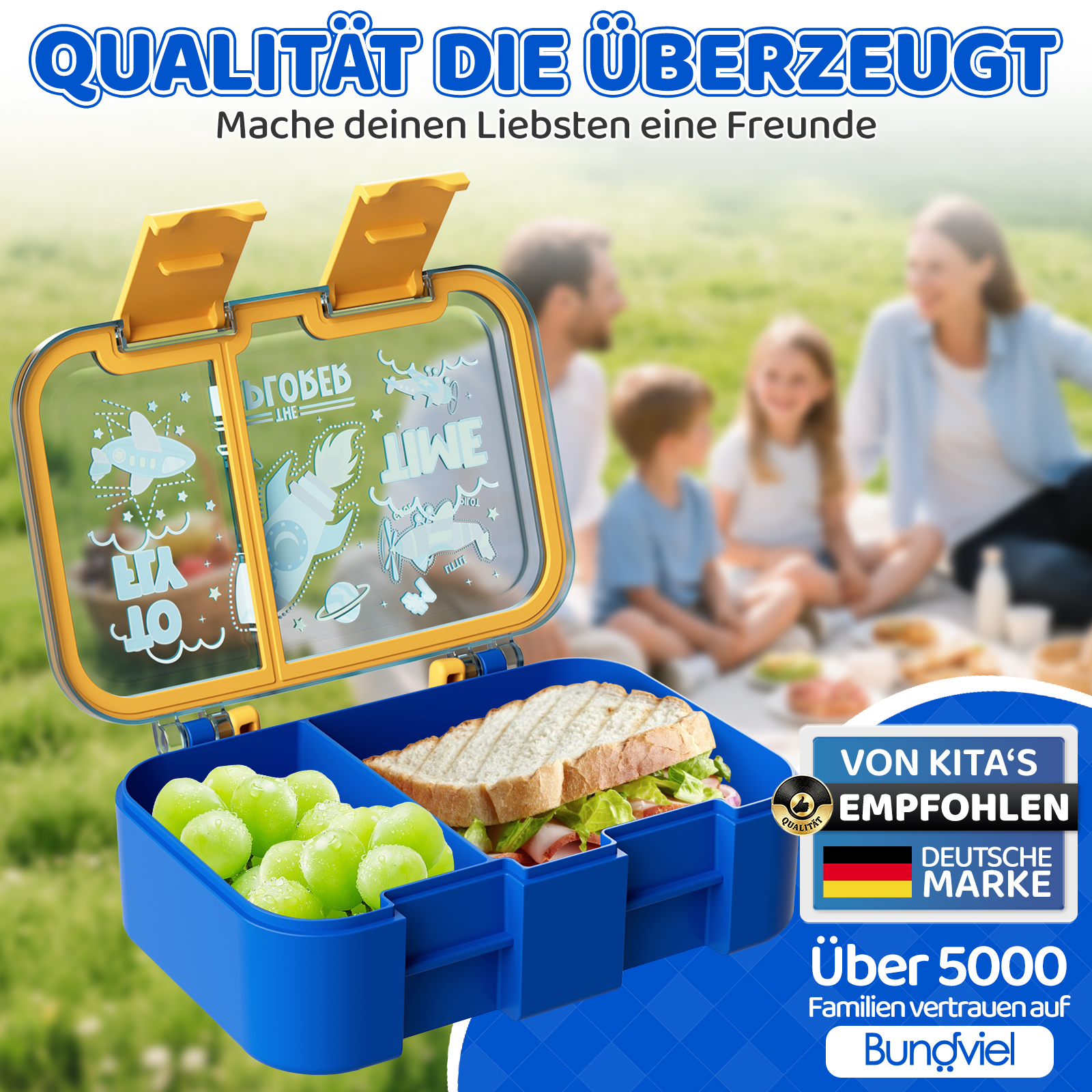 Eine blaue Brotdose mit Sandwiches und Trauben. Im Hintergrund eine Familie.
