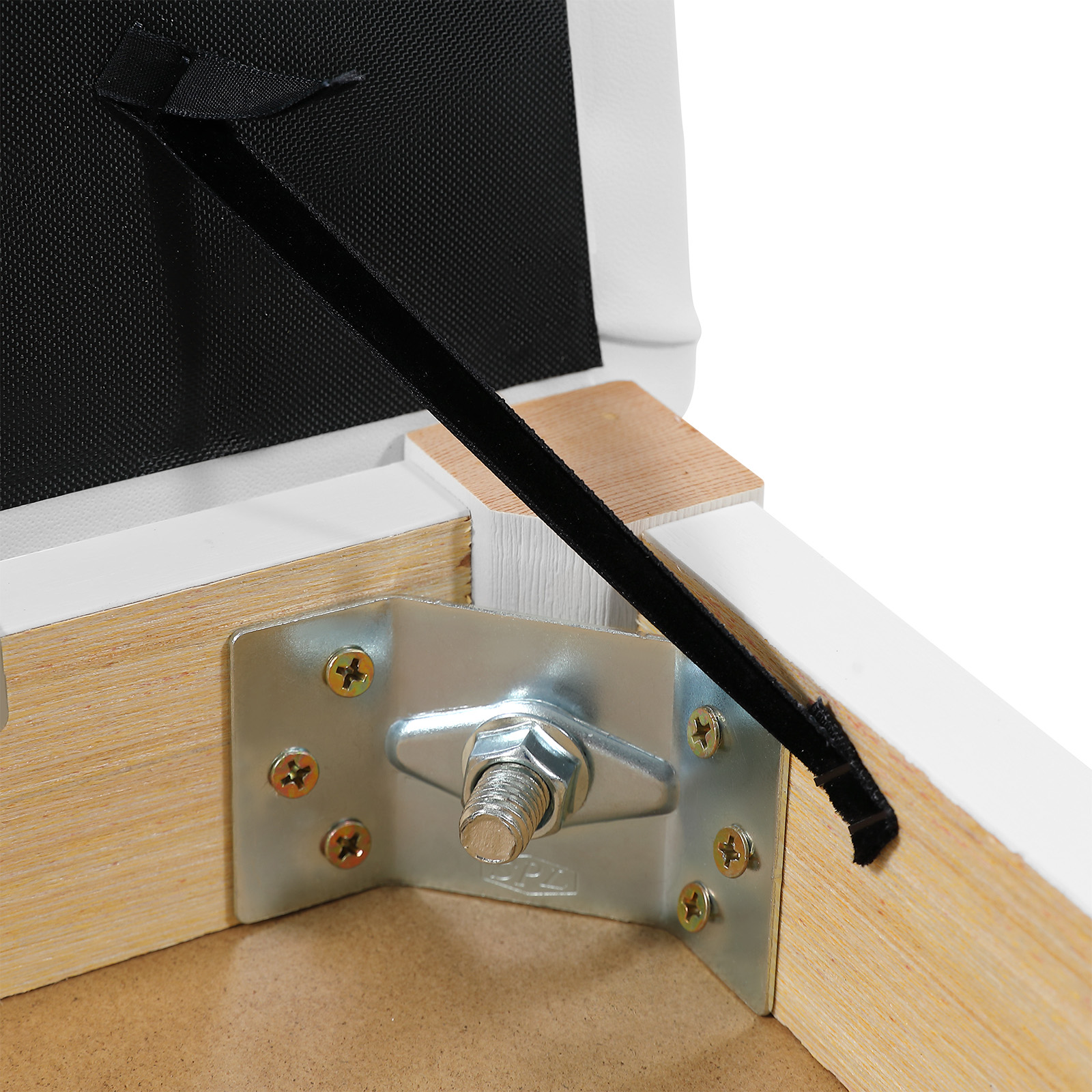 Detailansicht eines Scharniers mit Schrauben und Holzteilen eines Möbels.