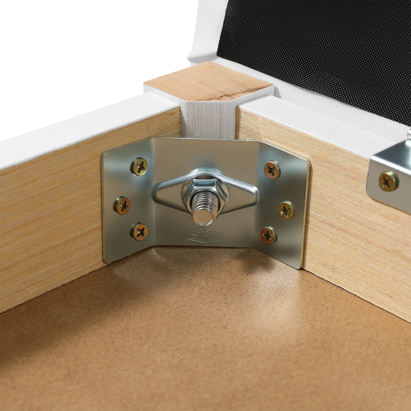 Eckverbindung mit Metallwinkel, Schrauben und Bolzen. Holz und Spanplatte.