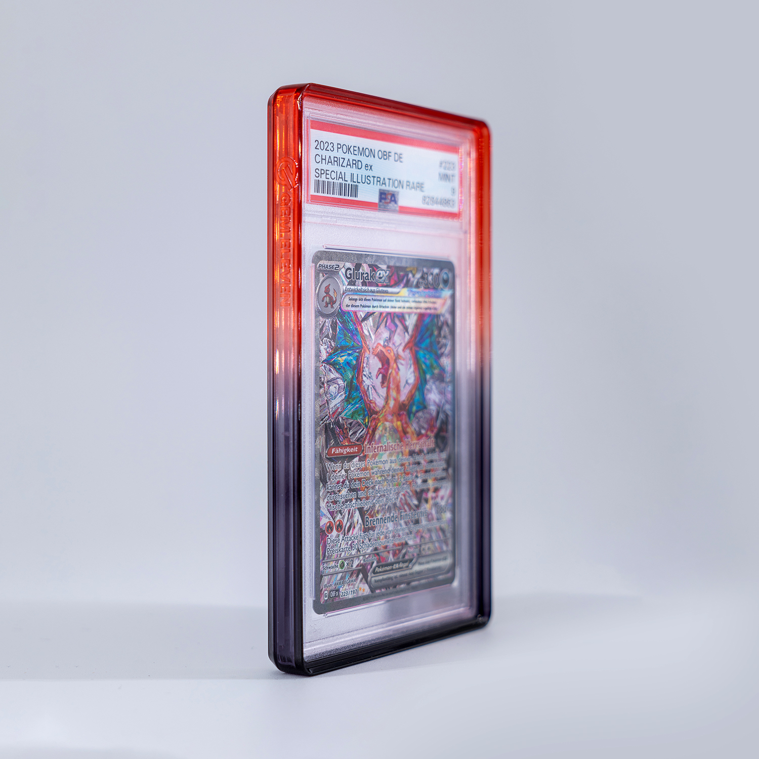 Geprägte Pokémon-Karte Charizard ex in Schutzhülle. Oben: Etikett mit Details.