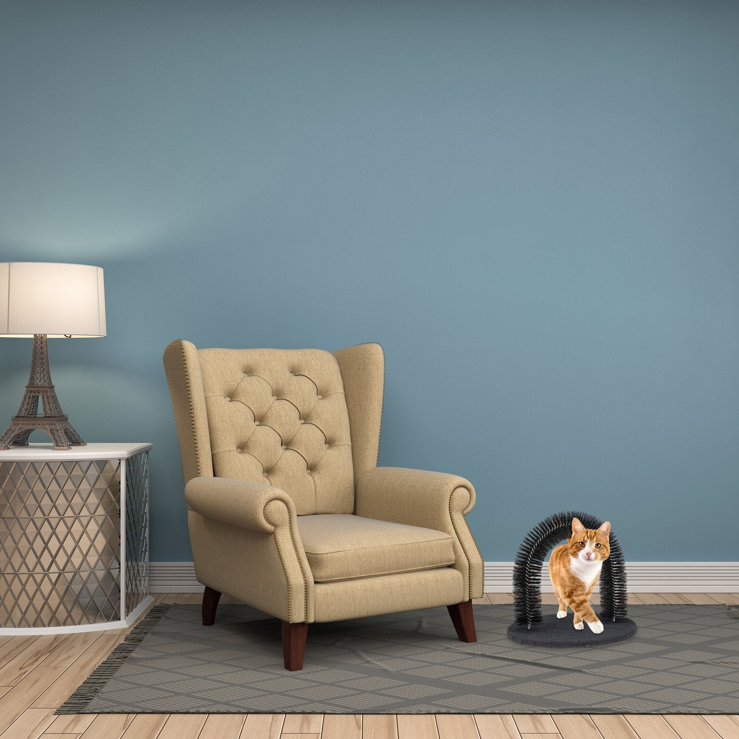 Un gato naranja y blanco se para en un rascador curvo frente a un sillón.