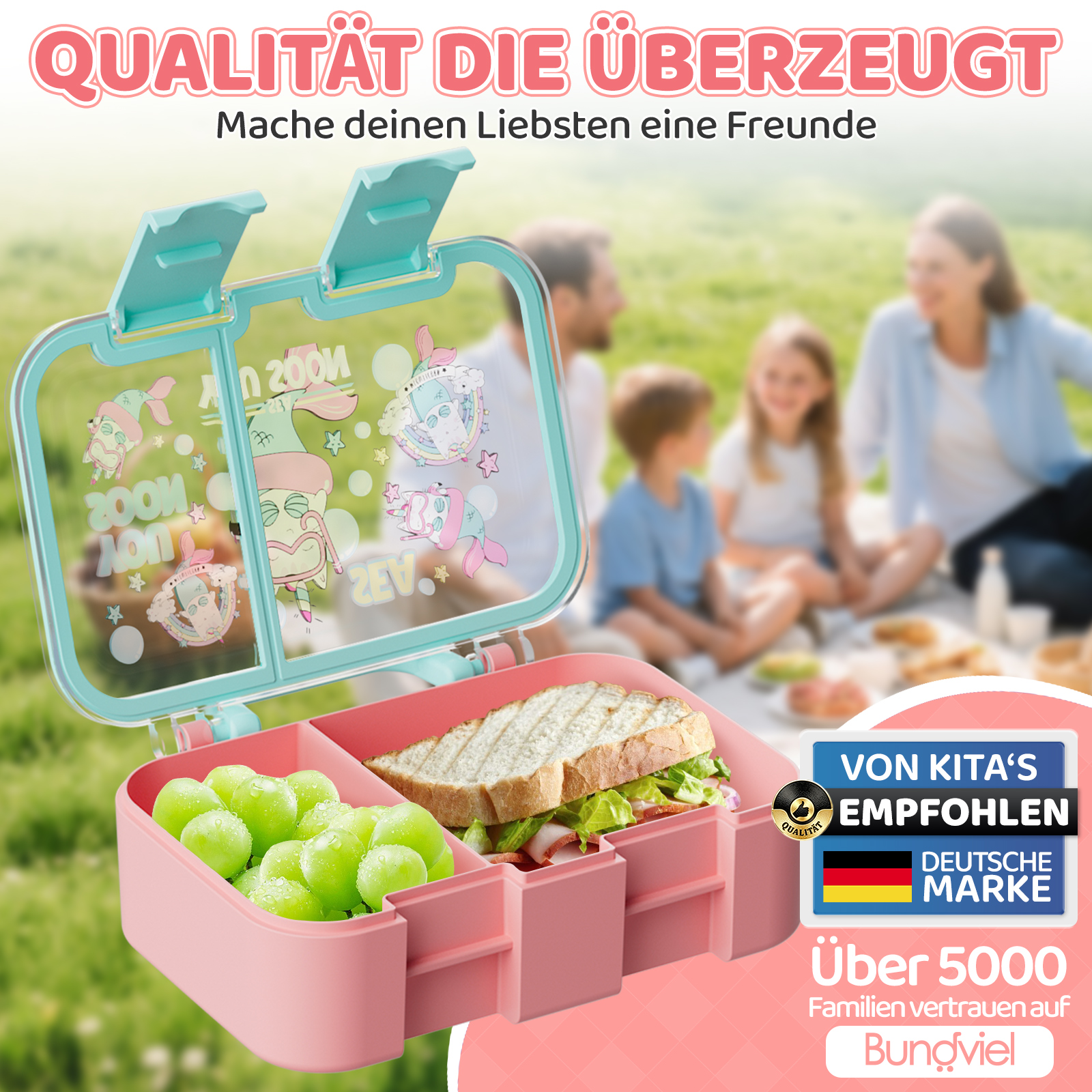 Eine pinke Brotdose mit Trauben und Sandwich auf dem Tisch. Im Hintergrund Familie.