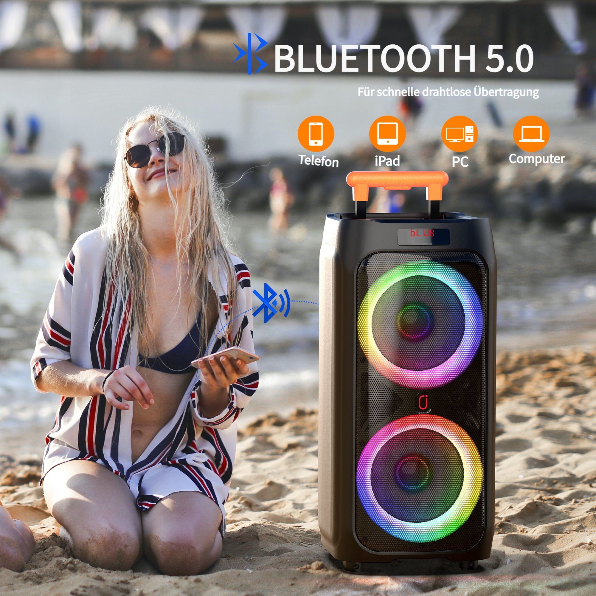 Frau mit Handy und Bluetooth-Lautsprecher am Strand.