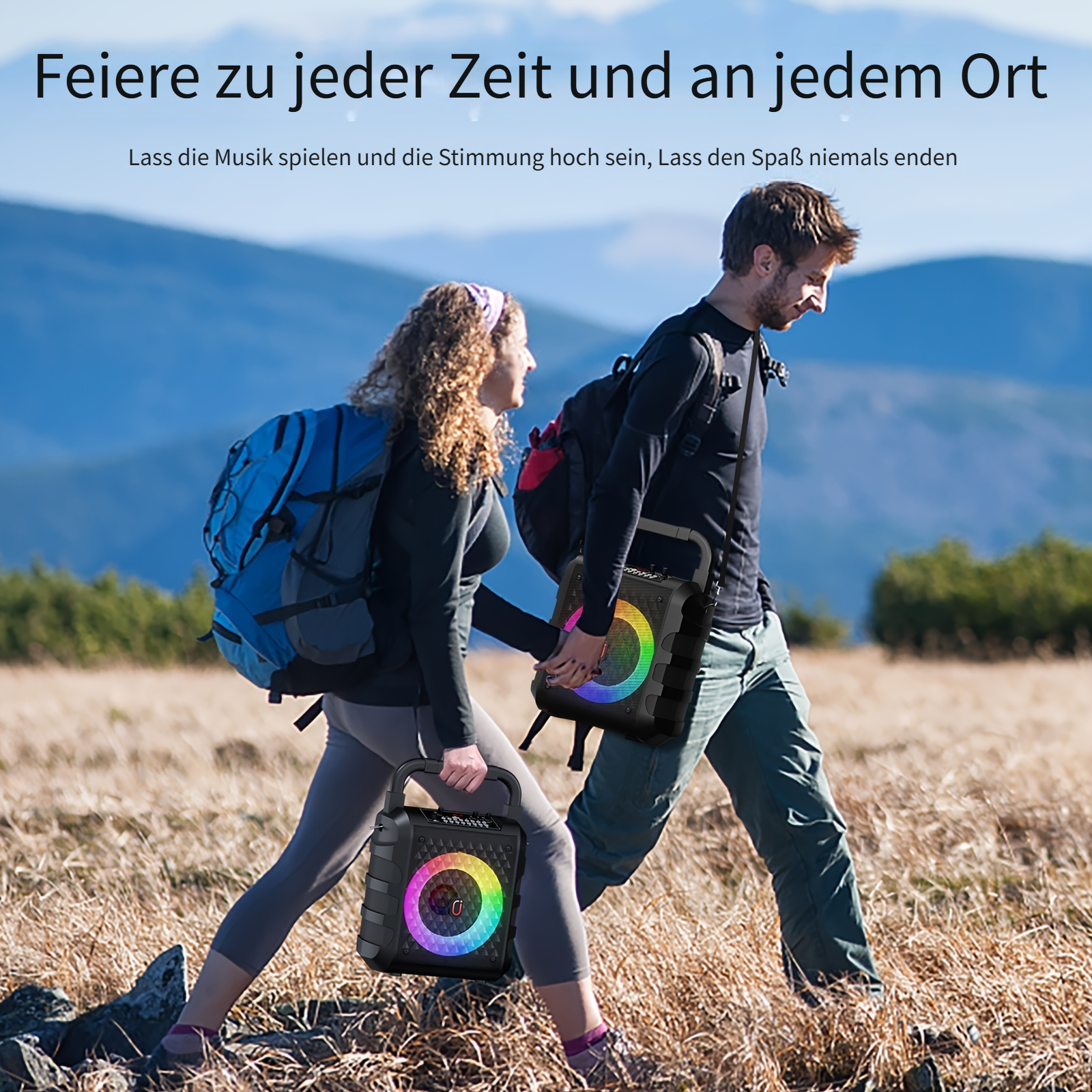 Zwei Wanderer tragen Lautsprecher mit bunten Lichtern durch eine bergige Landschaft.