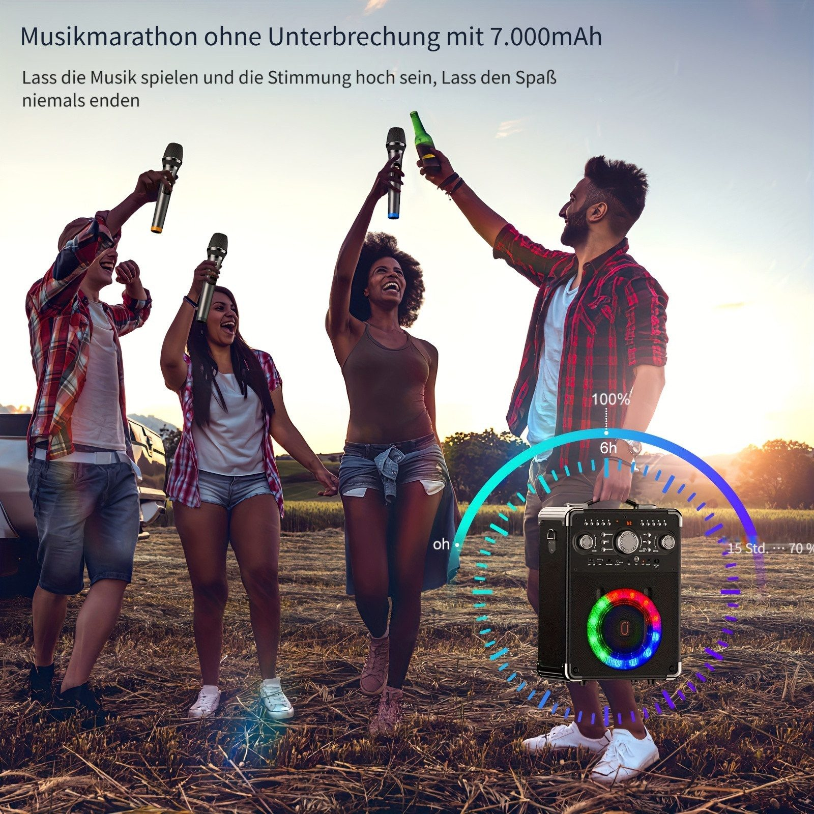 Vier Freunde feiern mit Mikrofonen und einer Getränkedose im Freien.