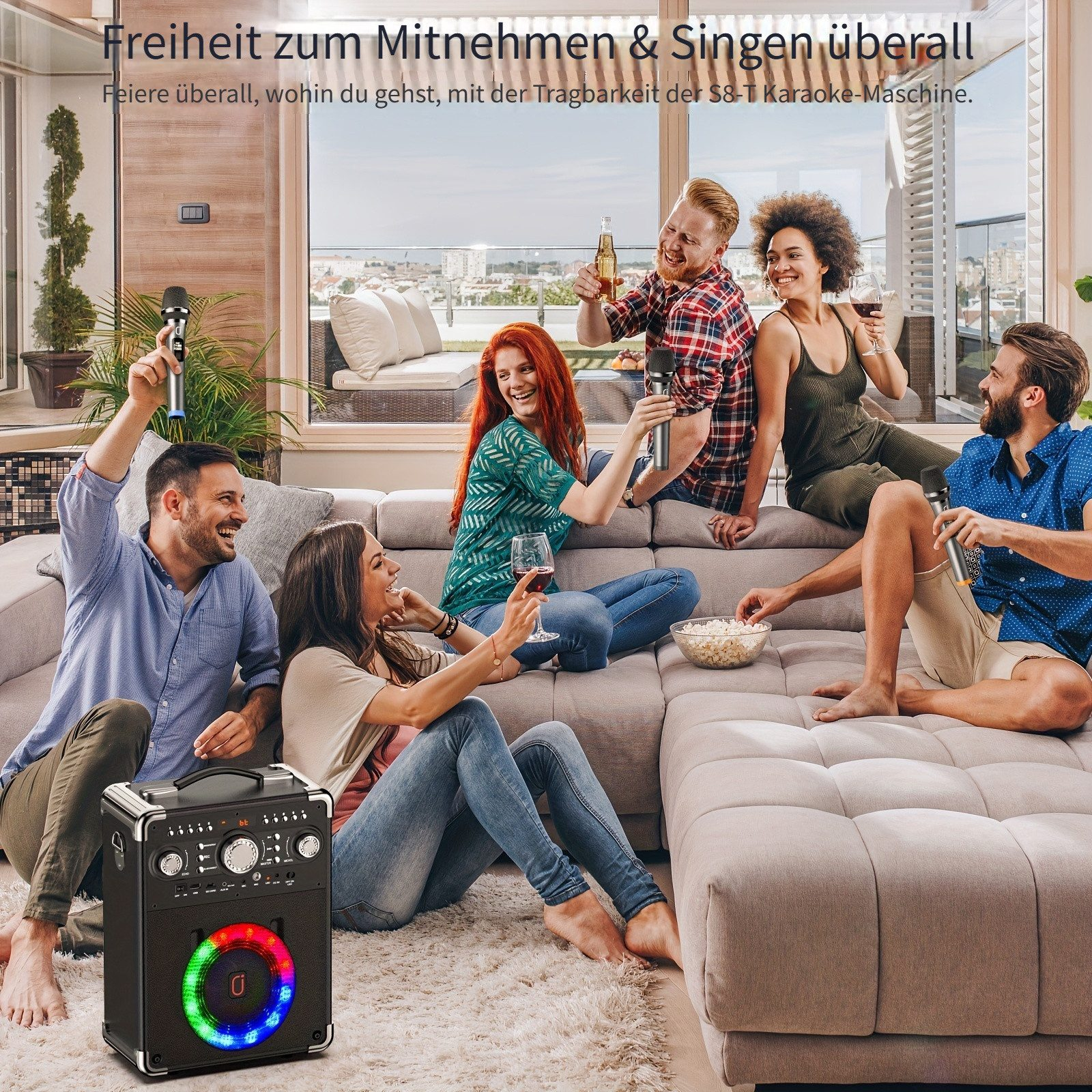 Sechs Freunde feiern auf einem Sofa mit Mikrofonen und Getränken.