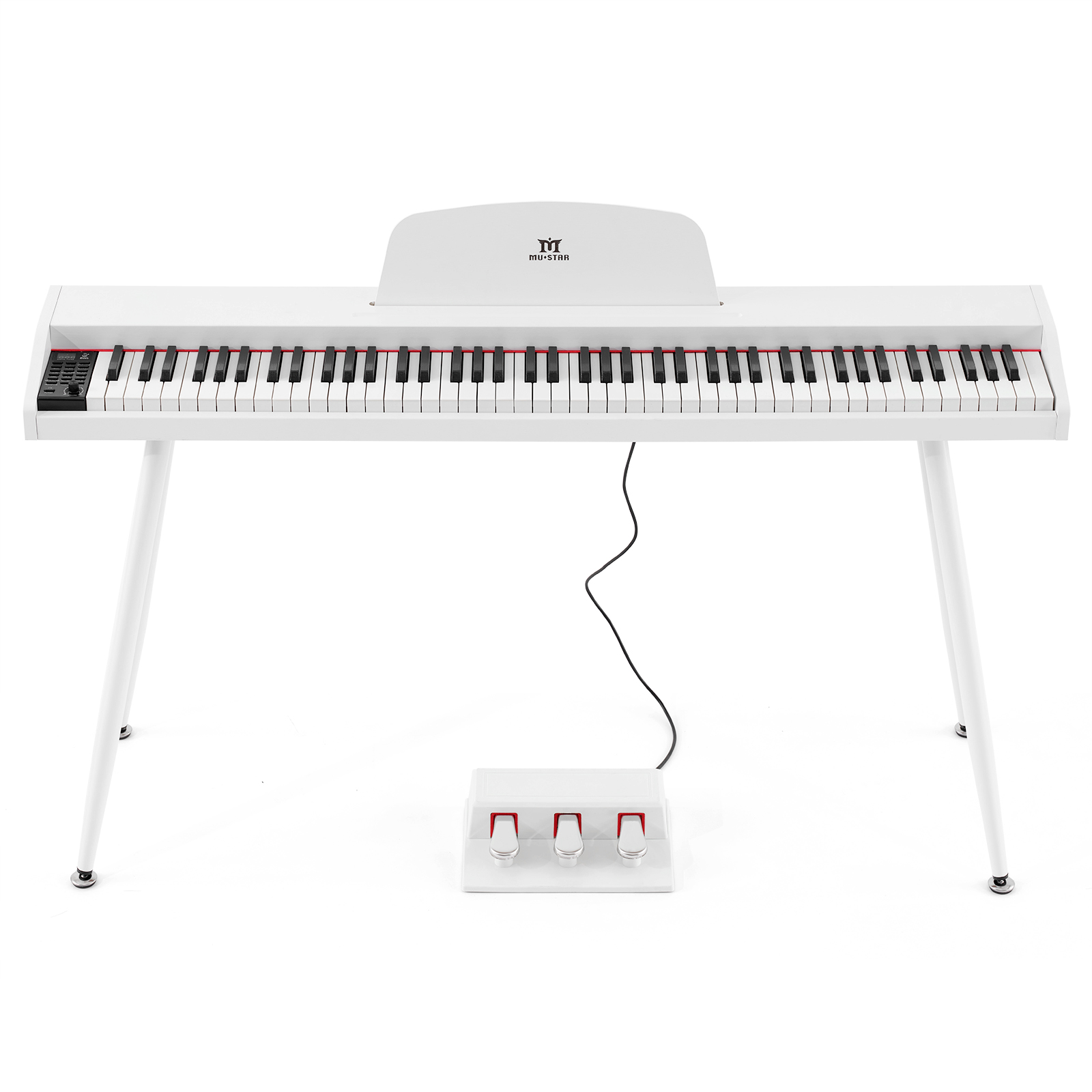 Ein weißes Digitalpiano mit Notenpult, Pedalen und Ständer.
