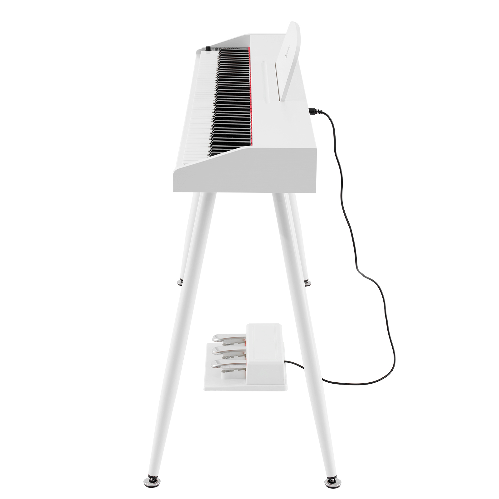 Ein weißes Digitalpiano auf drei Beinen mit Pedalen darunter und schwarzem Kabel.