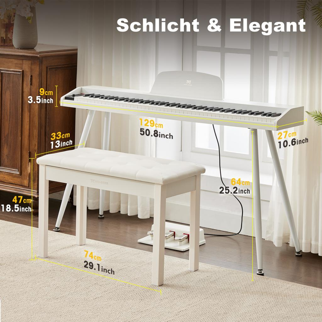 Ein weißes Digitalpiano und eine passende Bank stehen auf einem Teppich vor einem Fenster.