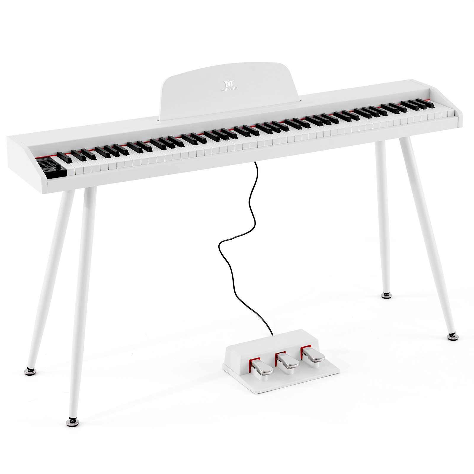 Ein weißes Digitalpiano auf schlanken Beinen mit Notenpult und Pedaleinheit.