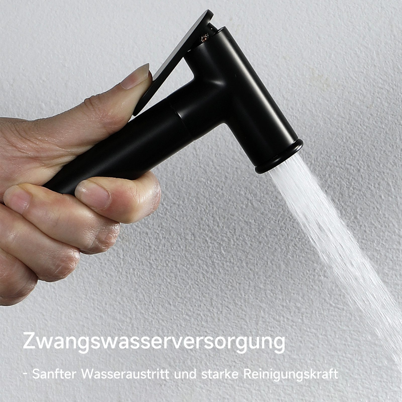 Eine Hand hält eine schwarze Sprühdüse, aus der Wasser austritt.