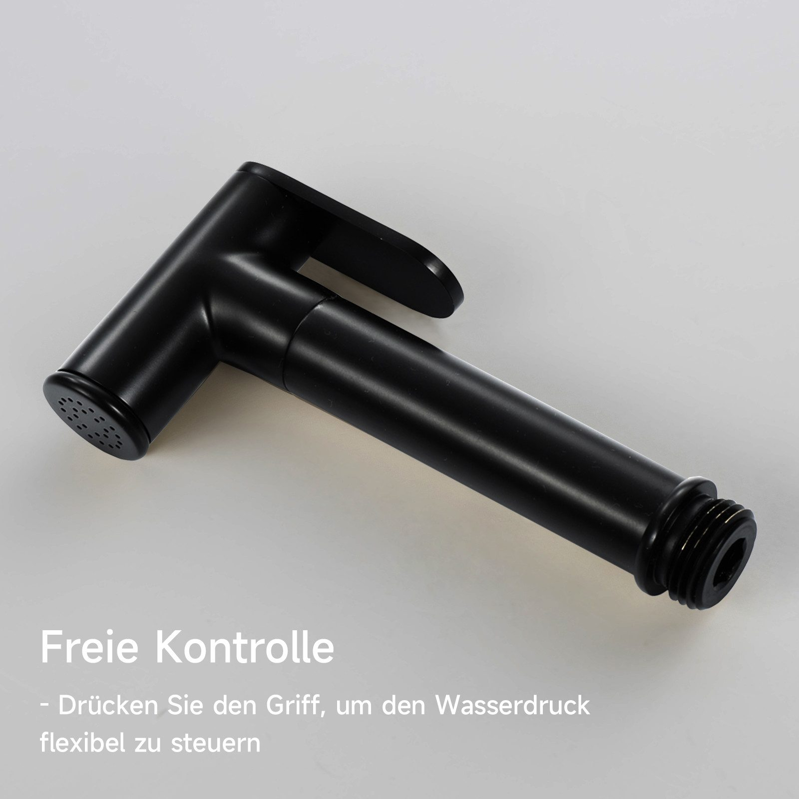 Schwarzer Duschkopf mit Griff auf grauem Hintergrund.