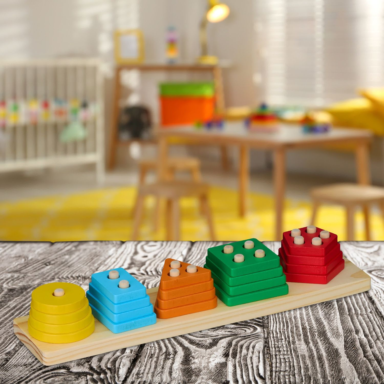 Clasificador de formas de madera con piezas amarillas, azules, naranjas, verdes y rojas.