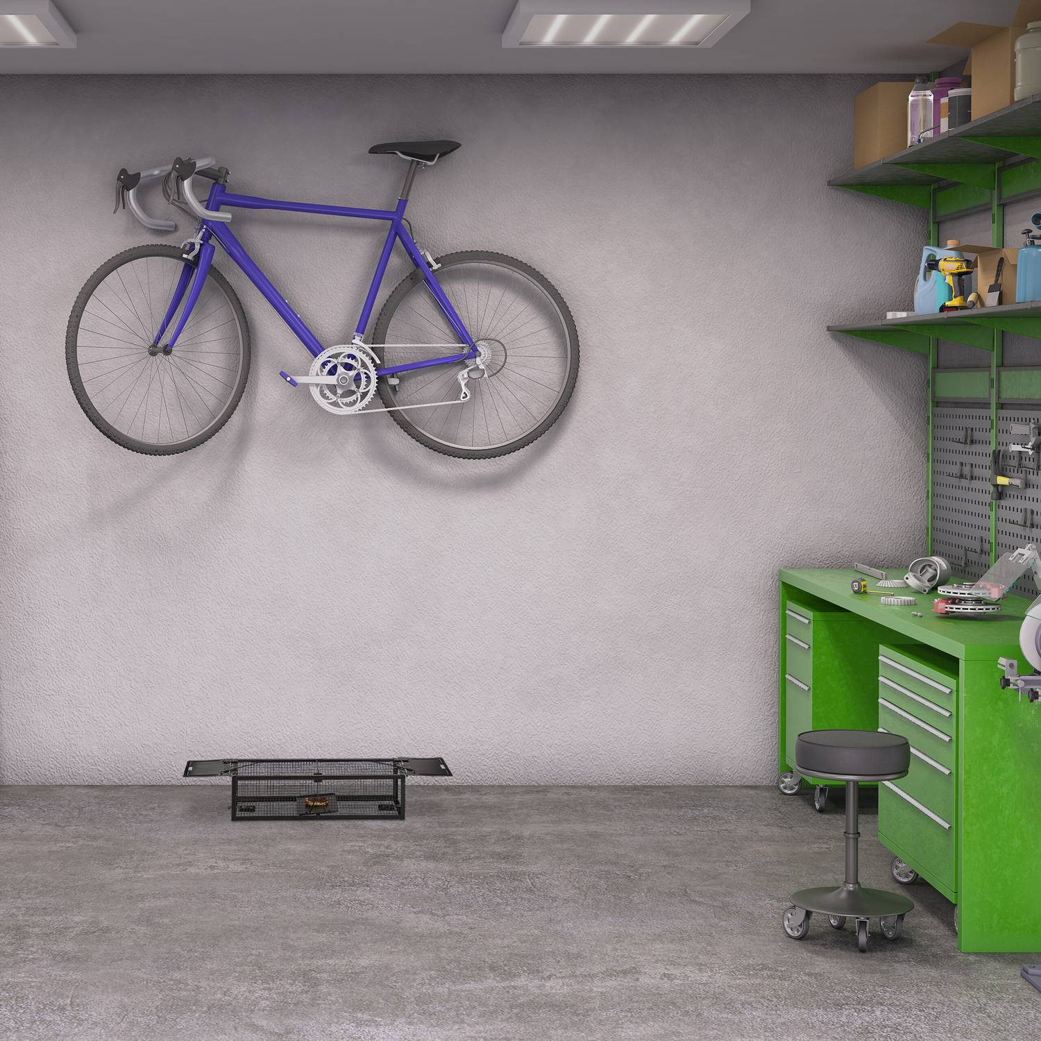 Una bicicleta azul cuelga en la pared sobre una jaula de alambre. Banco de trabajo a la derecha.