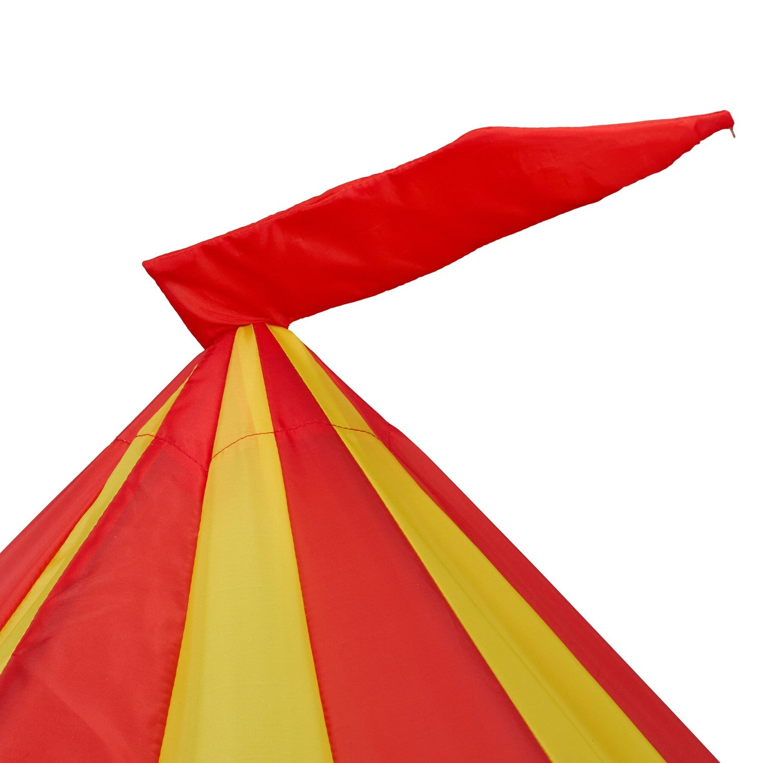 Una carpa roja y amarilla con una bandera roja ondeando.