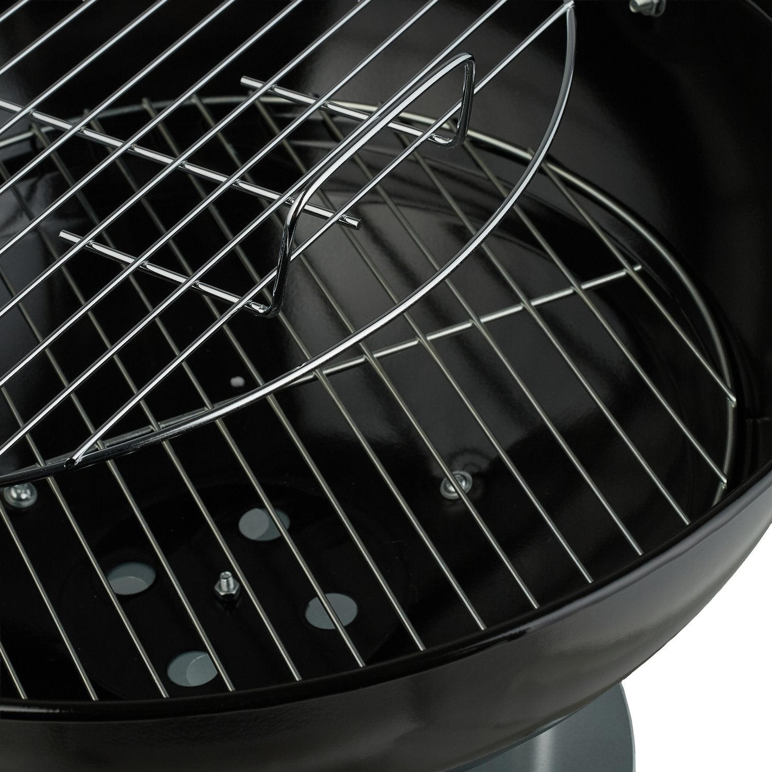 Primer plano de la rejilla metálica de una parrilla negra brillante.