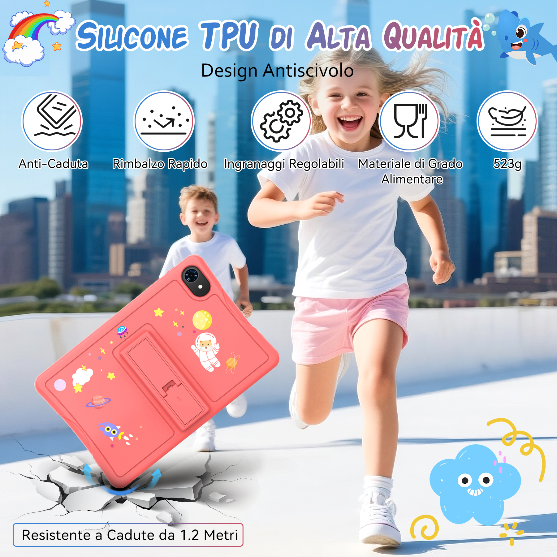 Bambini con una custodia per tablet corallo con motivi spaziali corrono davanti allo skyline urbano.