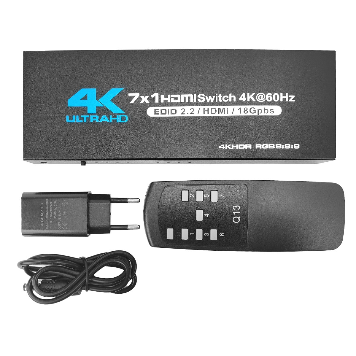 Czarny przełącznik HDMI 7x1 z zasilaczem, kablem i pilotem.