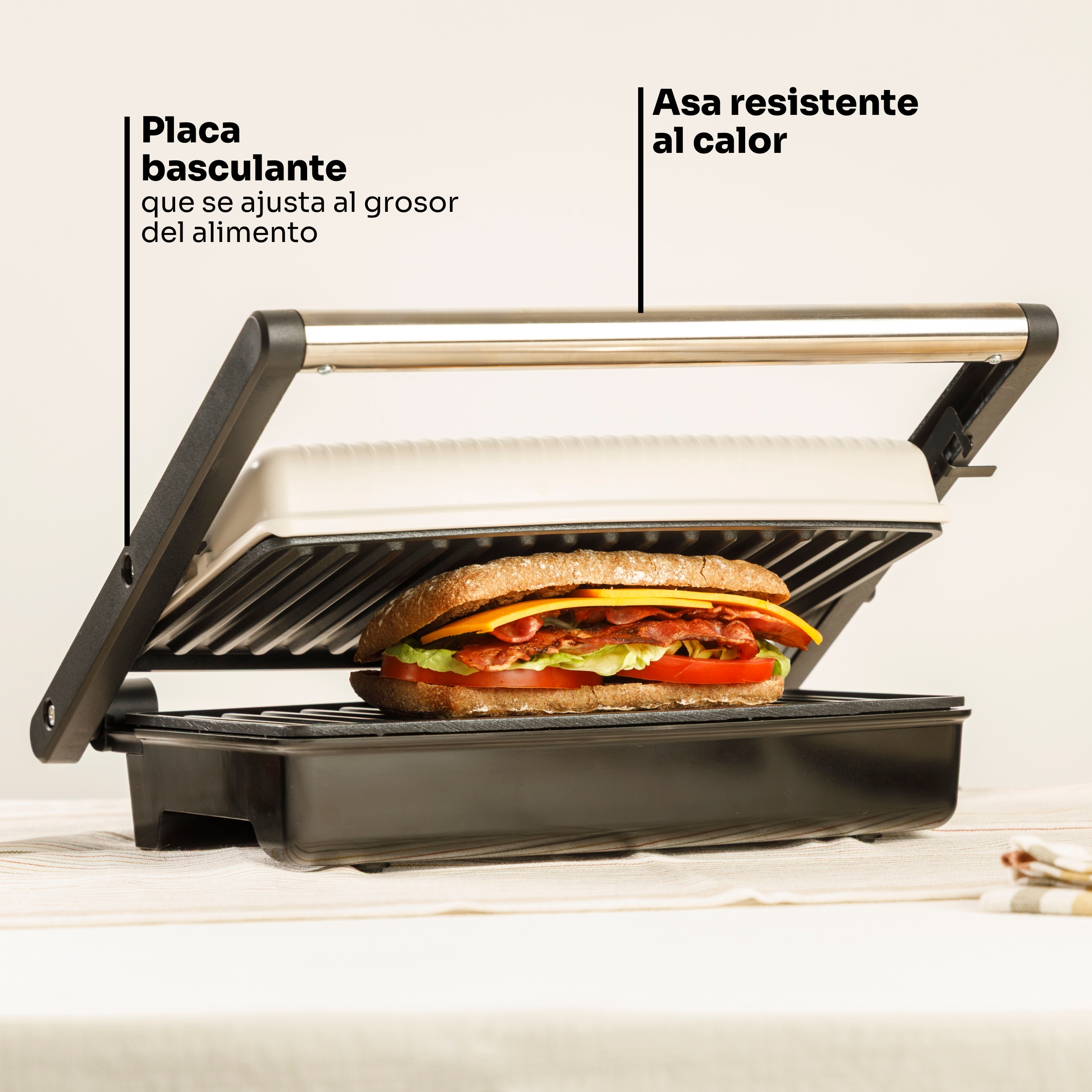 Un sandwich con formaggio, pancetta, lattuga e pomodoro in una griglia di contatto aperta.