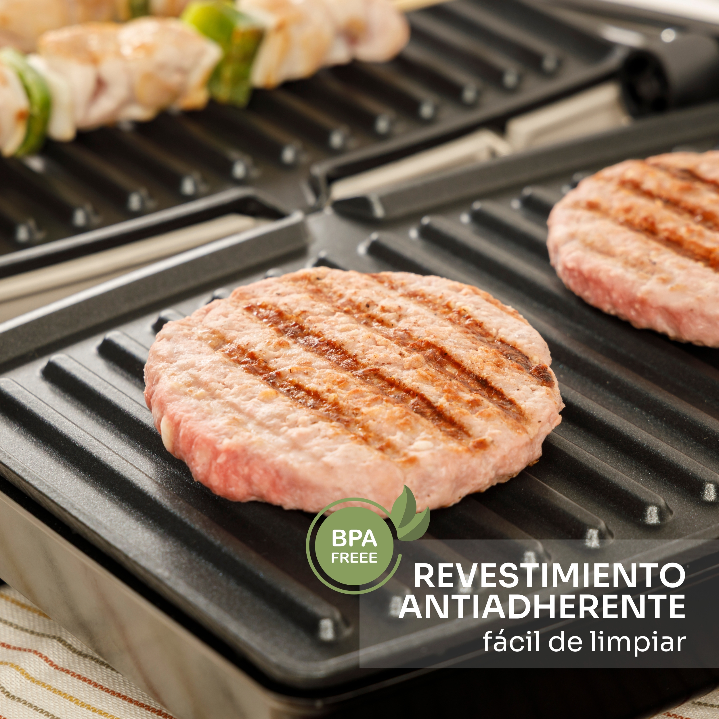 Due polpette di hamburger e uno spiedino di carne e verdure su una bistecchiera.