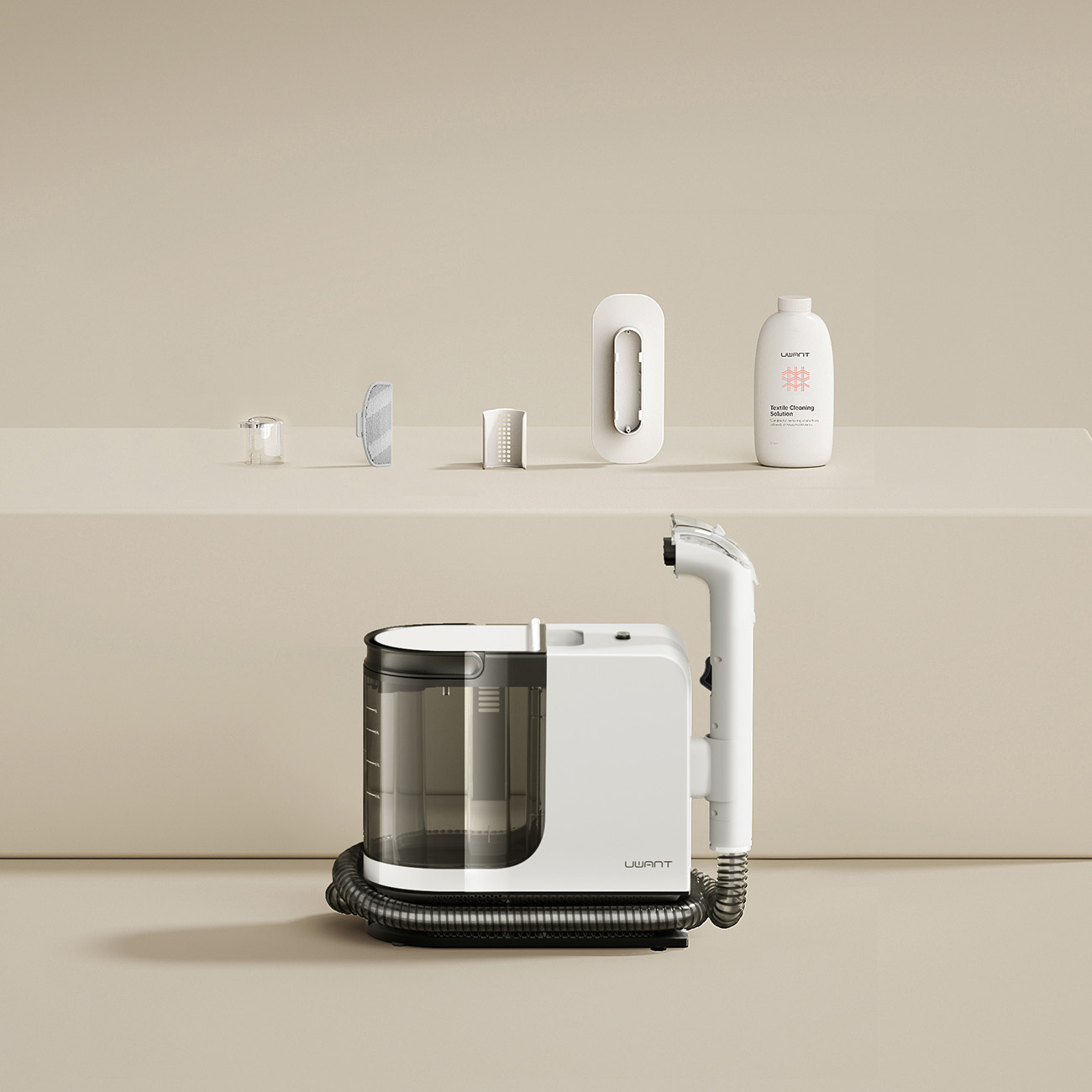 Biały czyścik z przezroczystym zbiornikiem i wężem. Akcesoria i butelka na półce.