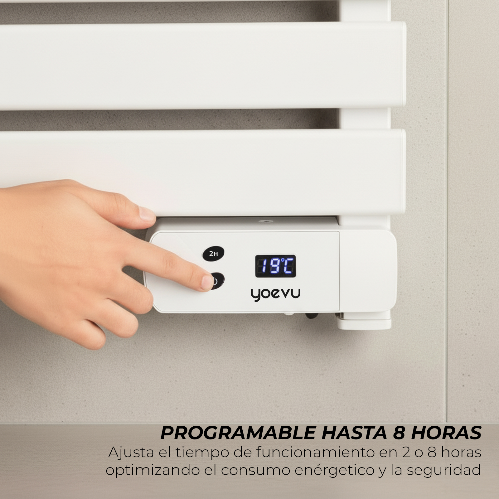Una mano presiona el panel de un radiador blanco que muestra 19°C.