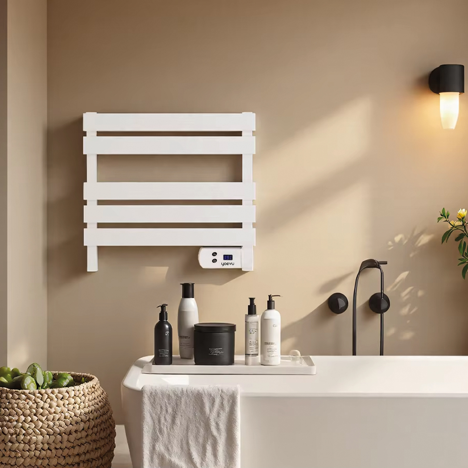 Un toallero blanco cuelga sobre una bañera con productos y una cesta.