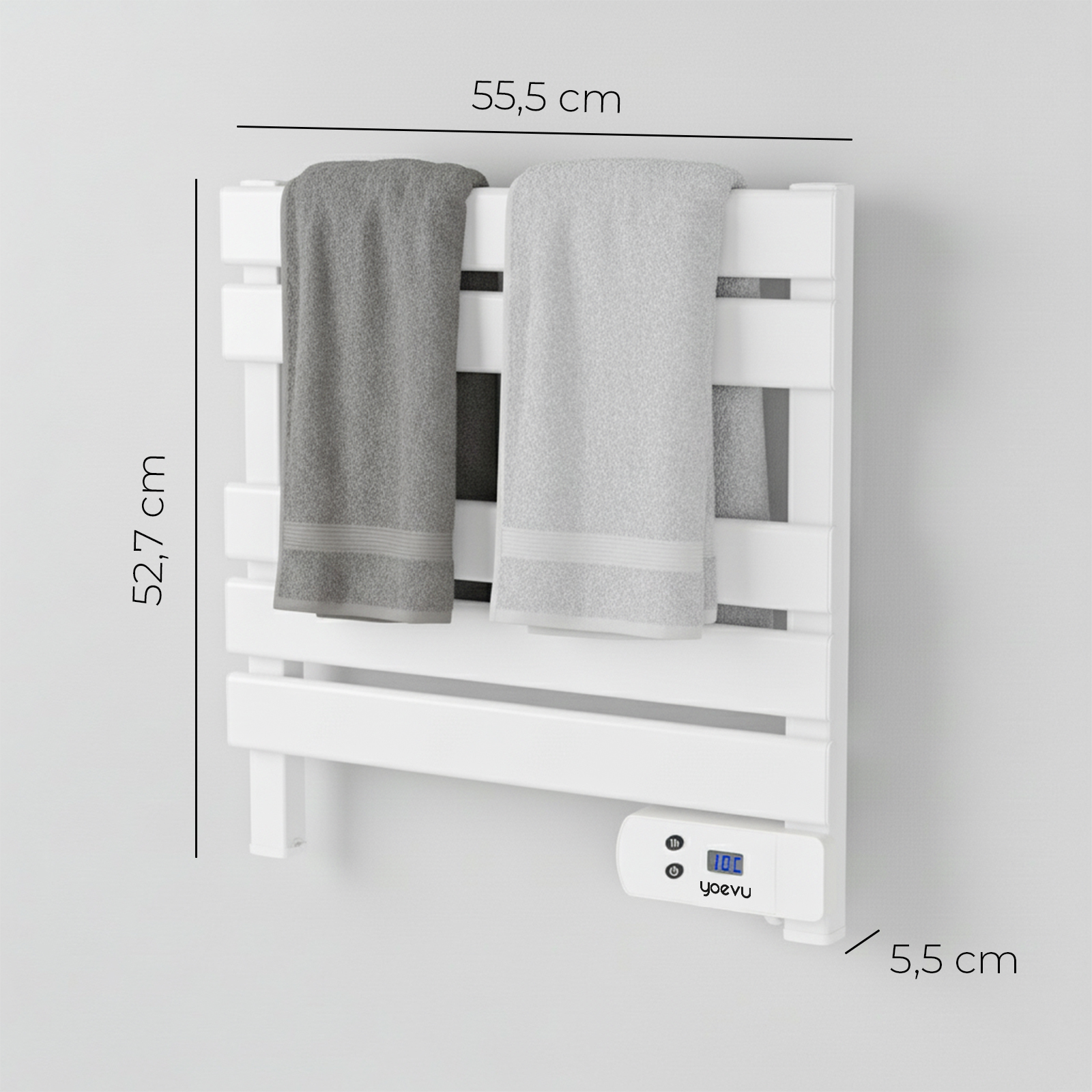 Un toallero eléctrico blanco con dos toallas grises y gris claro.