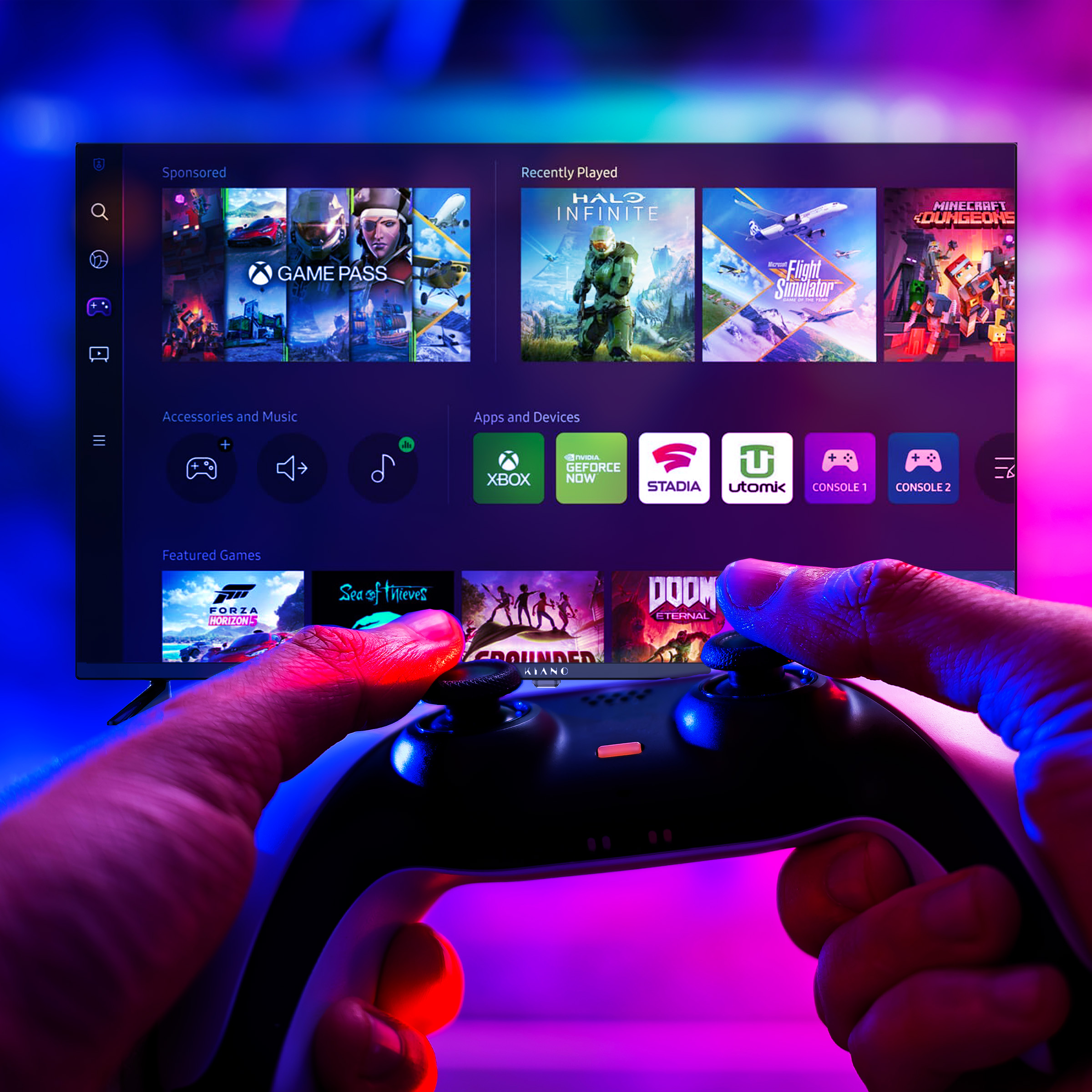 Dłonie trzymają kontroler przed ekranem wyświetlającym gry.