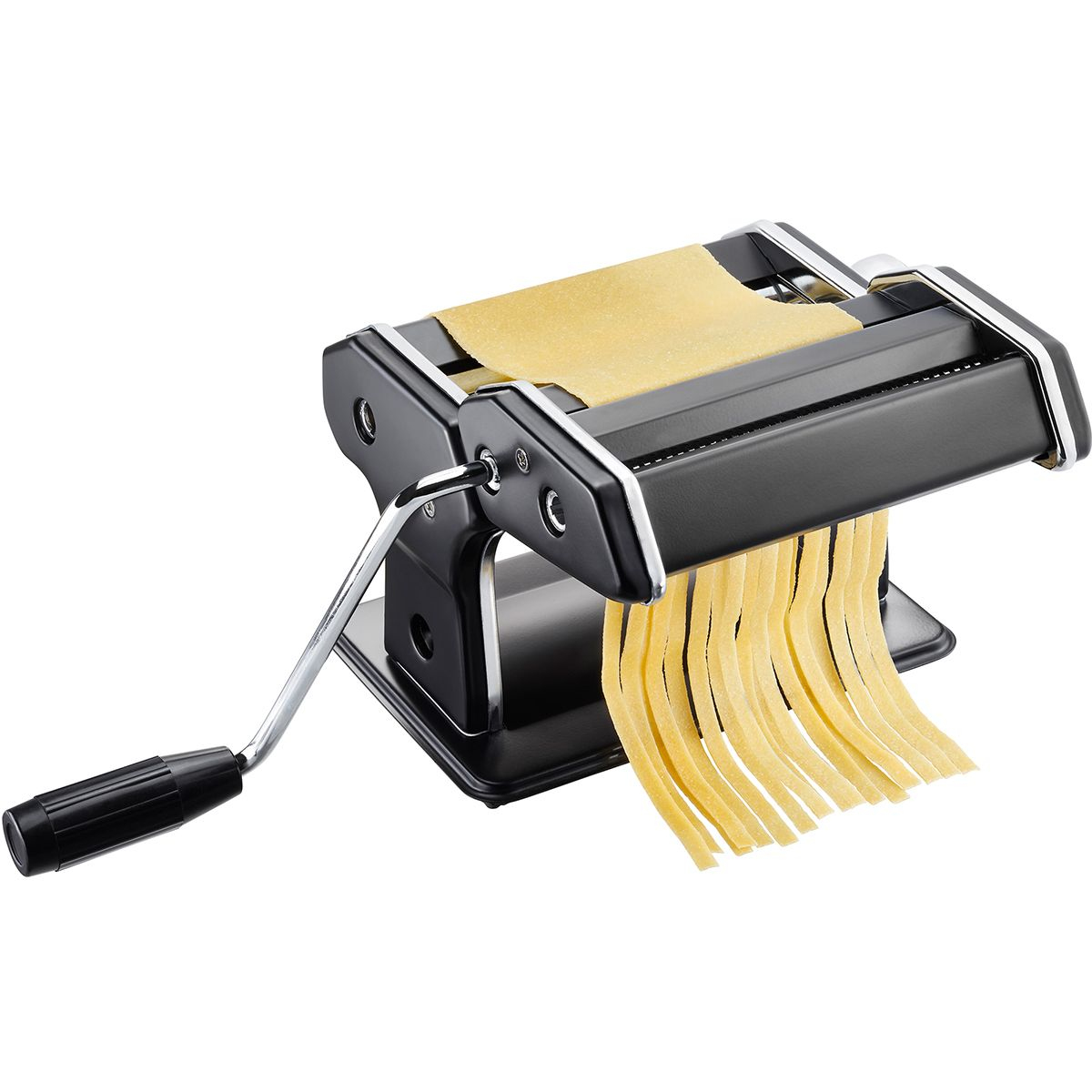 Une machine à pâtes noire avec poignée argentée coupe la pâte en spaghettis.