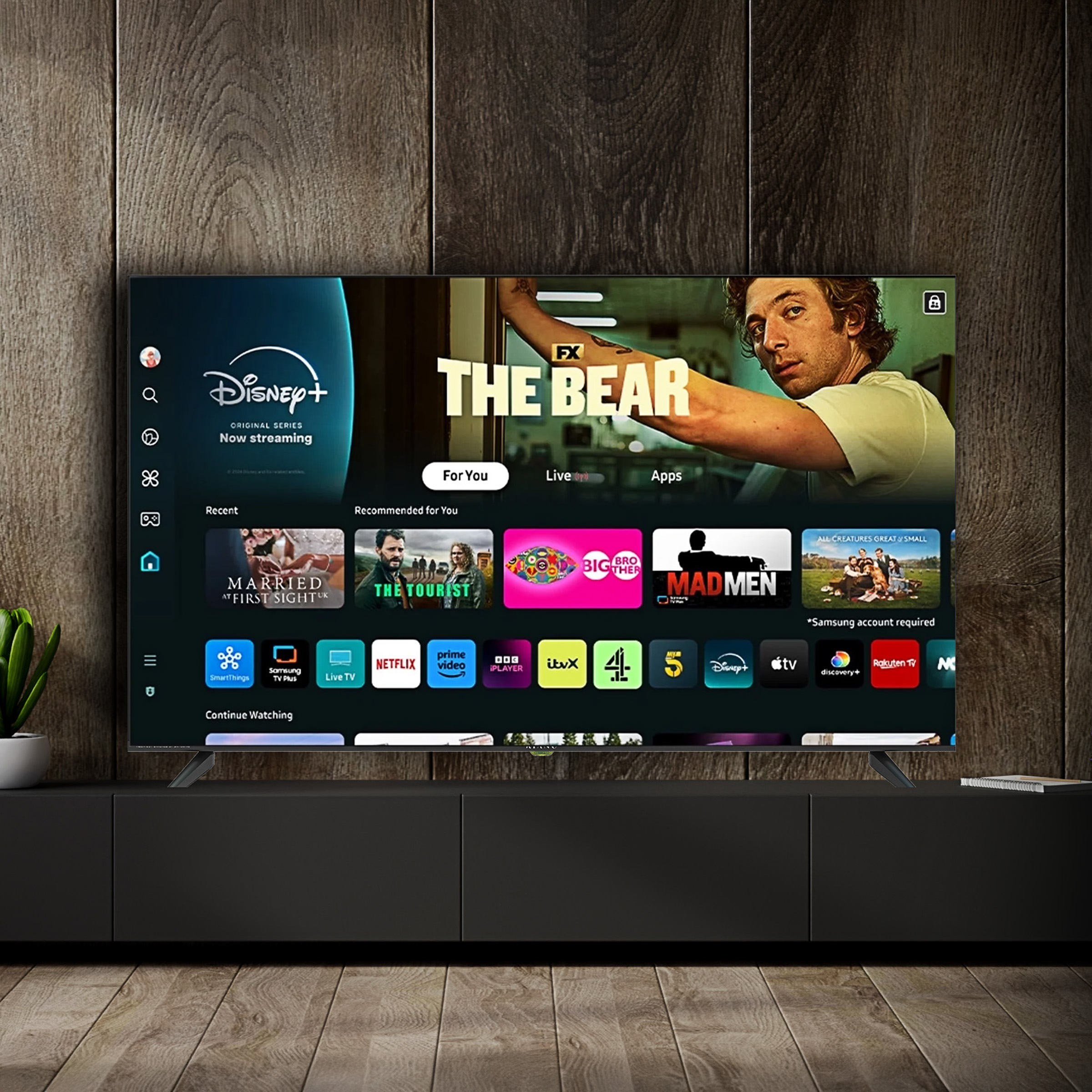 Nowoczesny telewizor wyświetla interfejs streamingowy z aplikacjami takimi jak Disney+, Netflix i Prime Video.