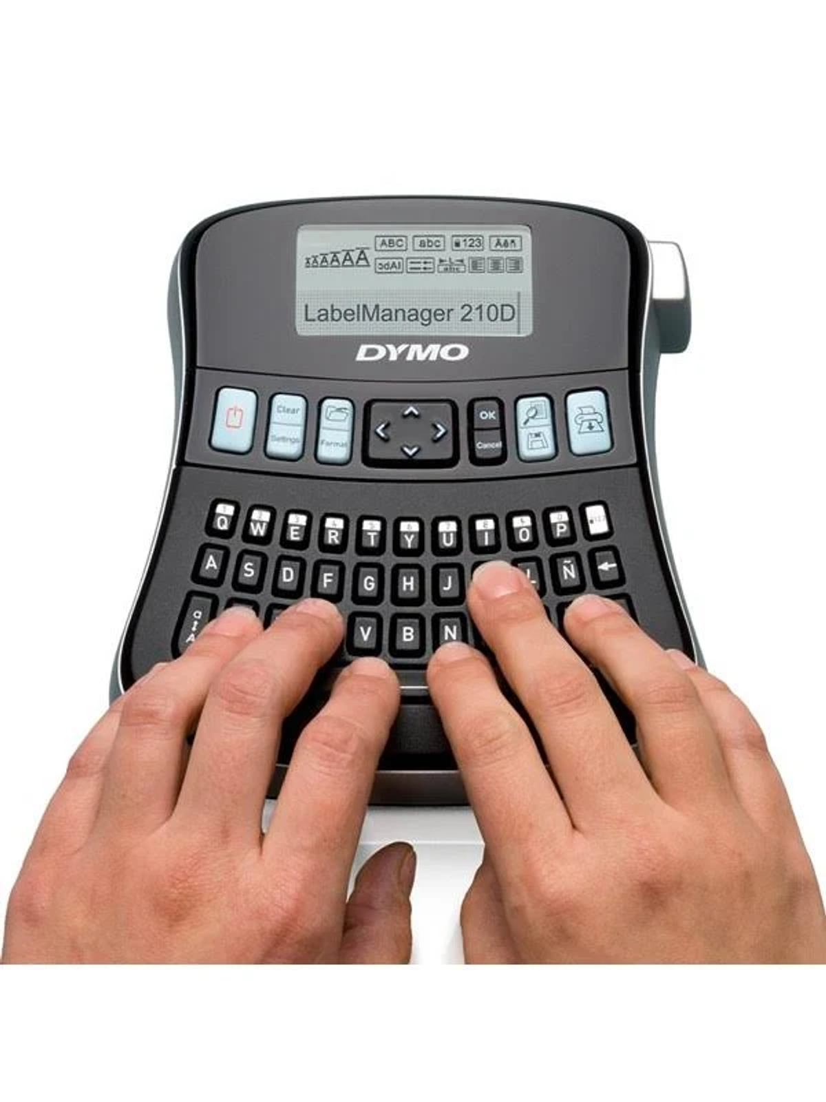Mani che digitano su una etichettatrice DYMO LabelManager 210D nera.
