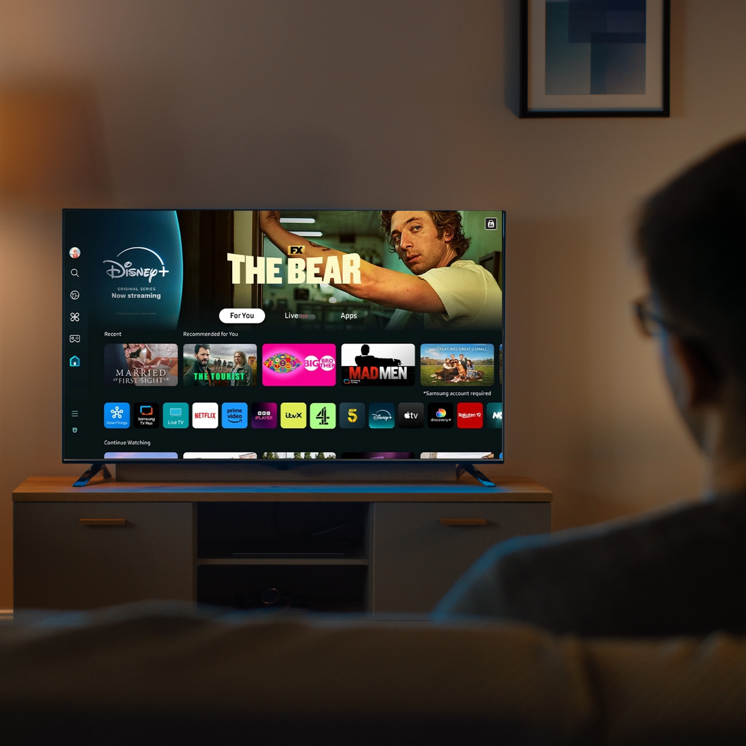 Persona mira un televisor mostrando Disney+ y la serie 'The Bear'.