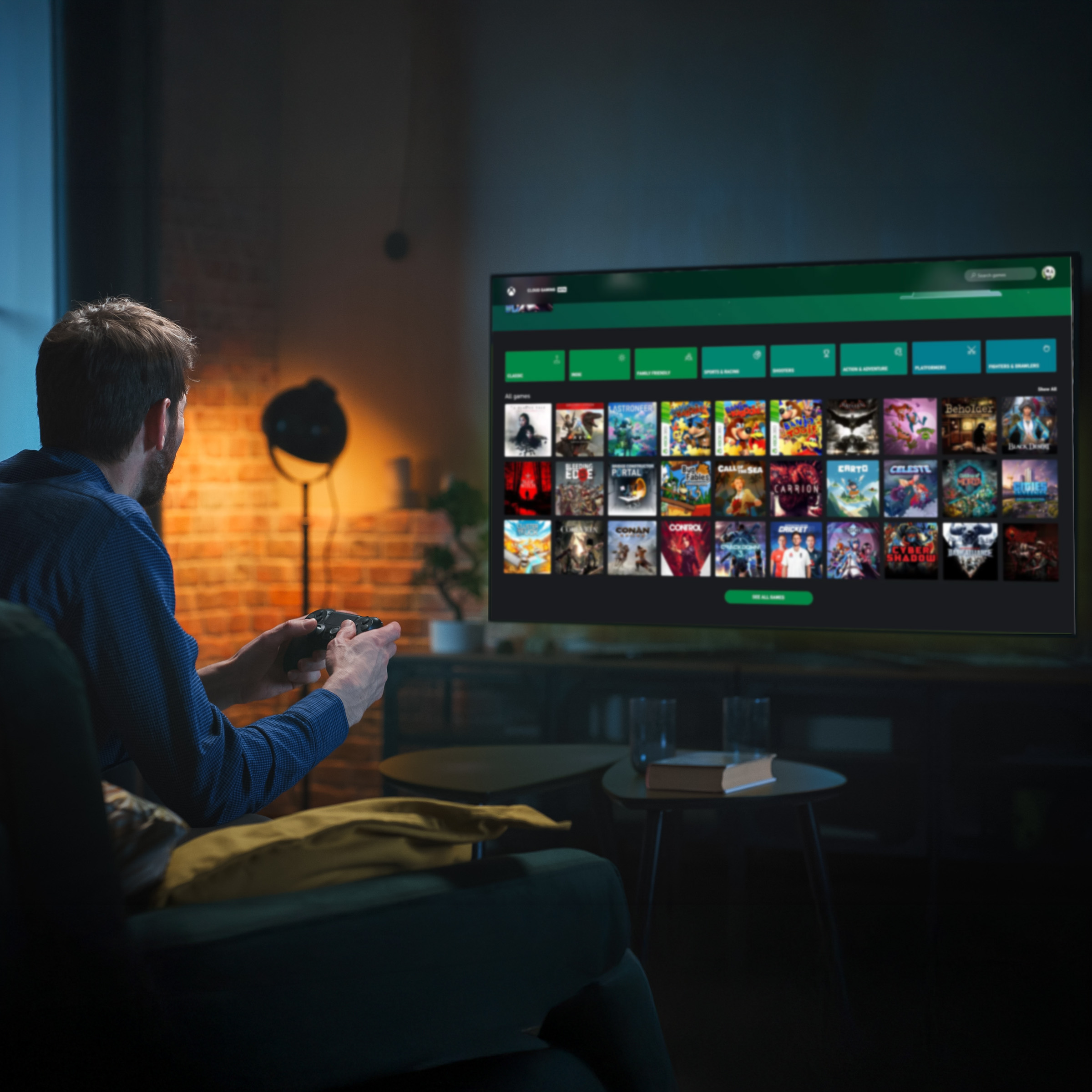 Mężczyzna gra w grę wideo na dużym ekranie telewizora z okładkami gier.