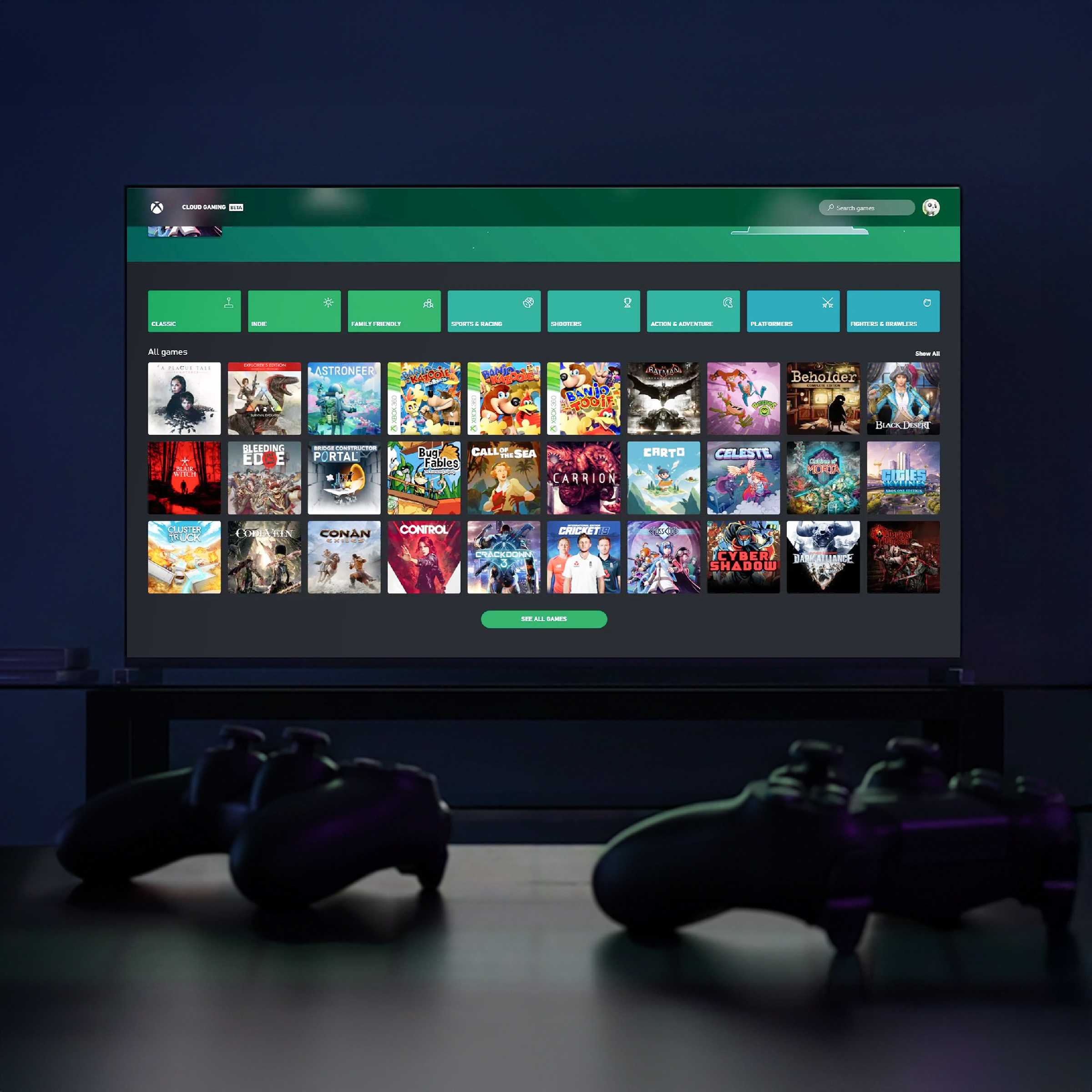 Ekran telewizora wyświetla bibliotekę gier z wieloma okładkami i dwoma kontrolerami.