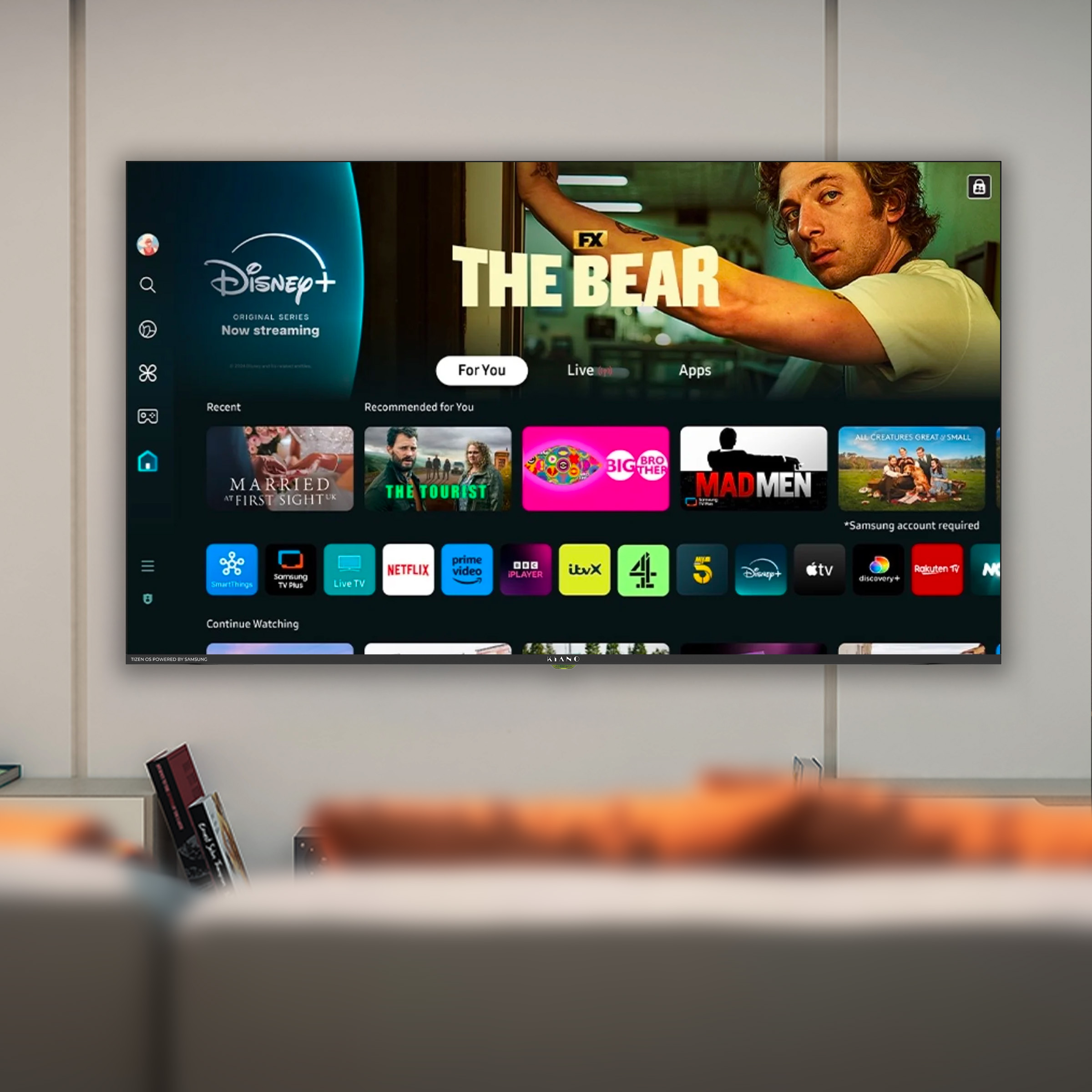Pantalla de TV Samsung muestra interfaz de servicio de streaming con "The Bear" y "Disney+".