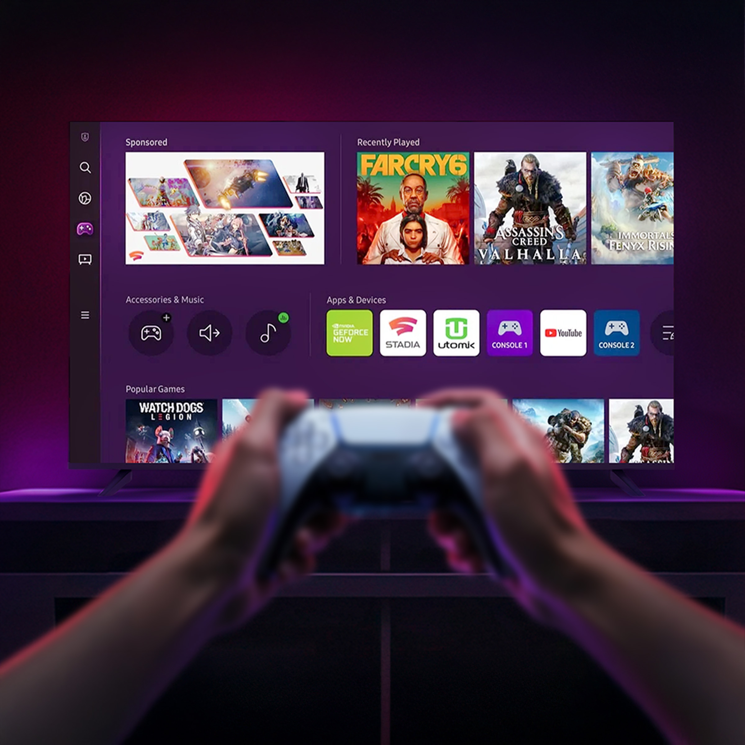 Gracz trzyma biały kontroler przed ekranem telewizora z menu gier.