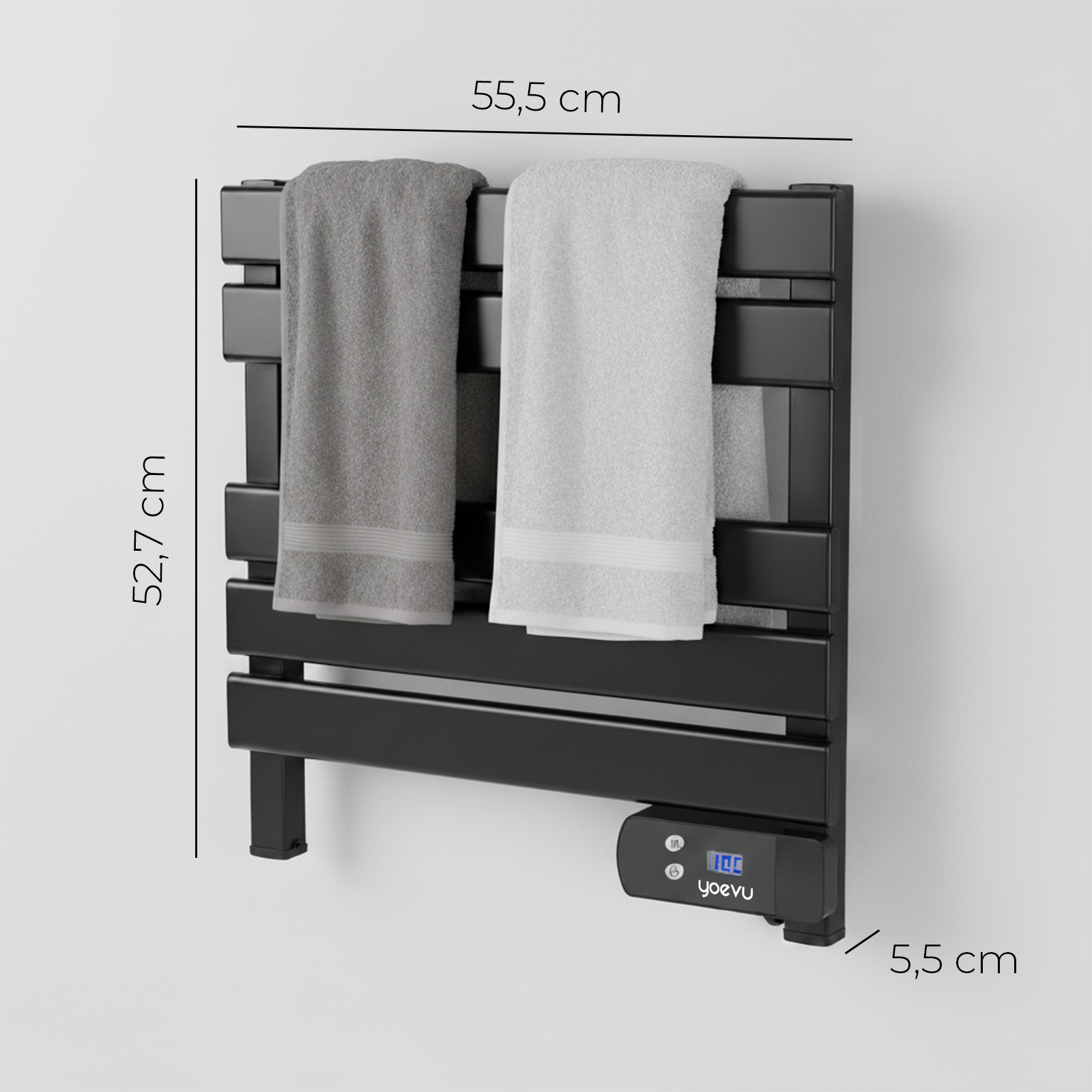 Scaldasalviette nero con due asciugamani. Dimensioni: 55,5 x 52,7 cm.