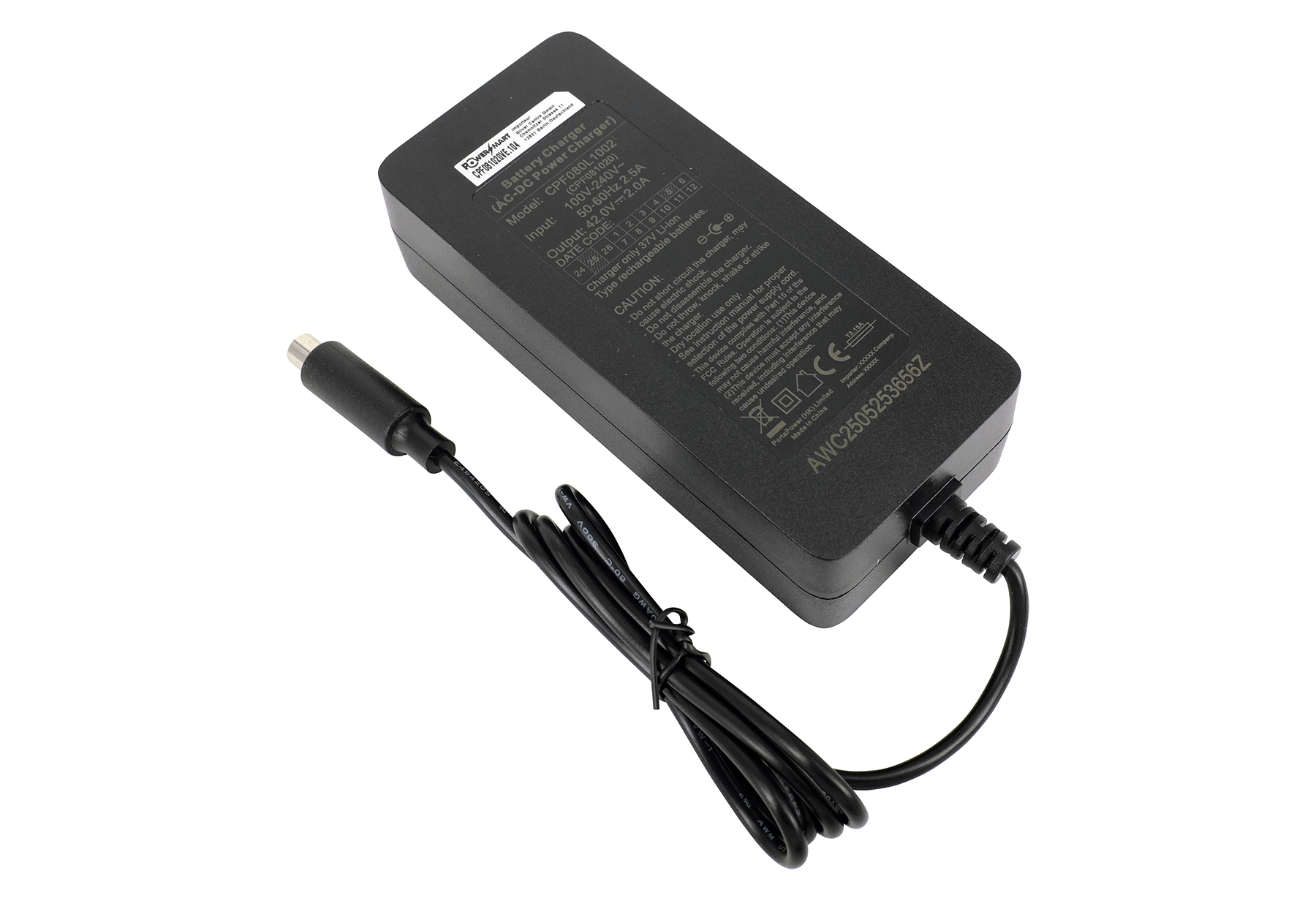 Ein schwarzes Netzteil mit einem abgewinkelten Stecker und einem schwarzen Kabel.