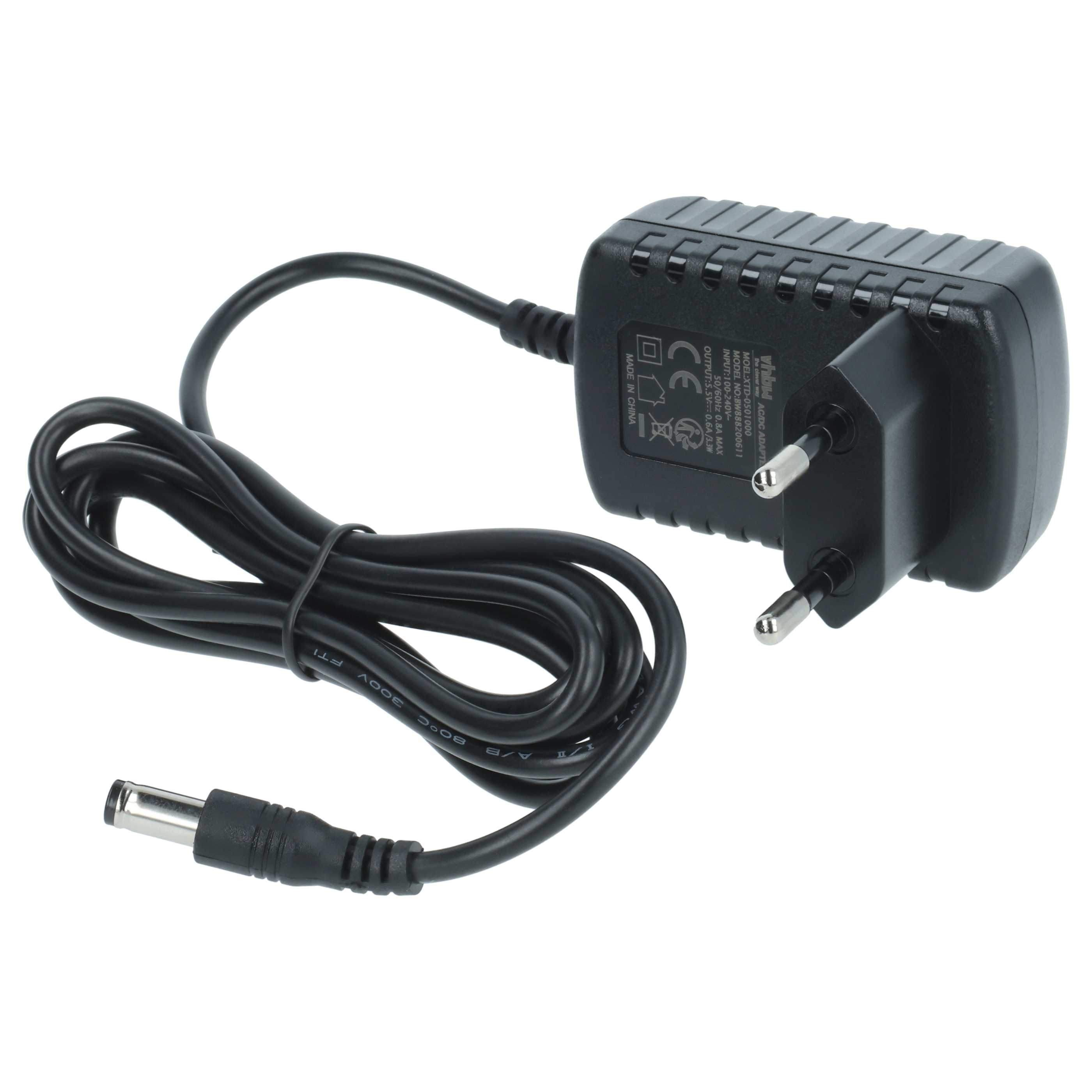 Schwarzes Netzteil mit Kabel und Stecker, 5,5V/0,6A Ausgang.