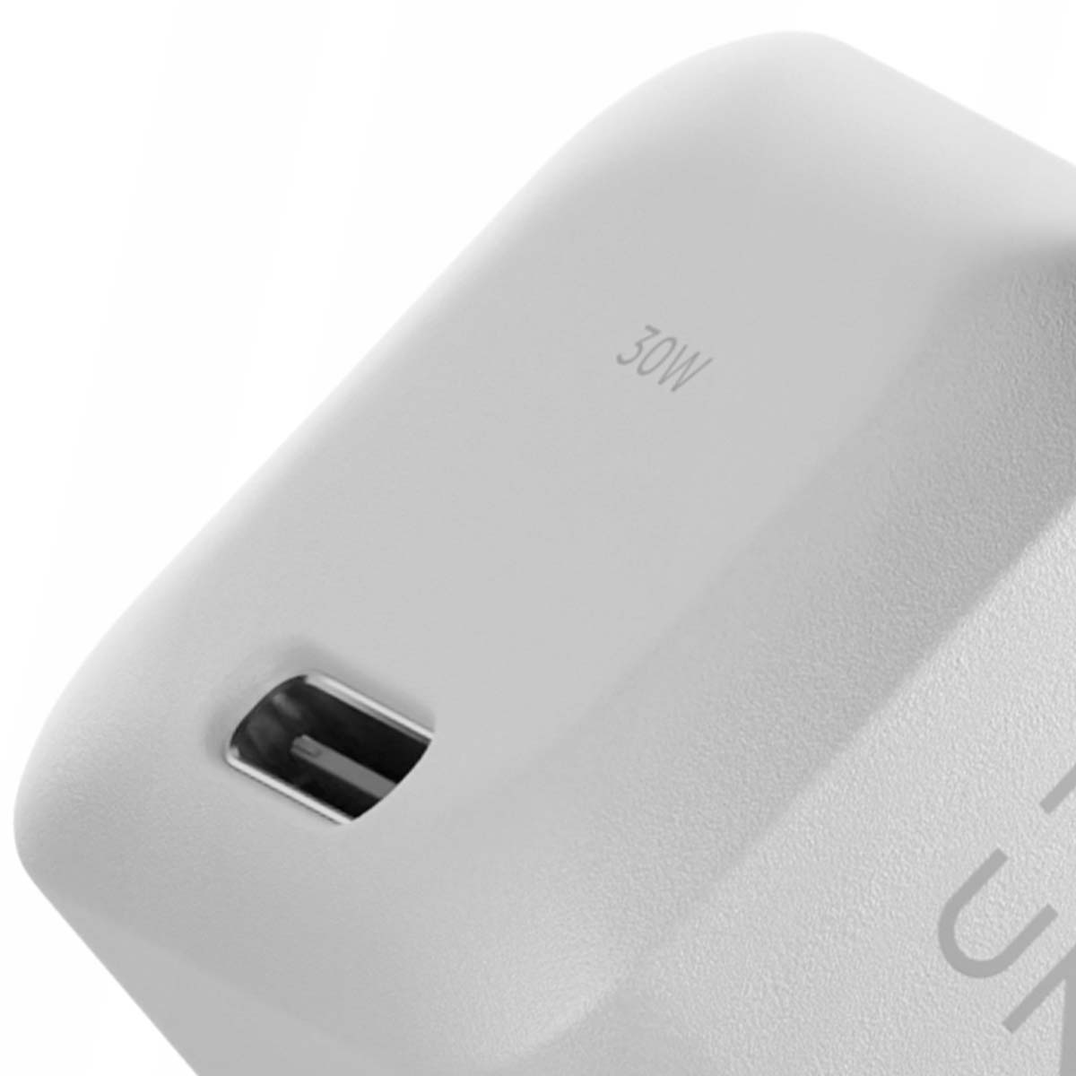Un adattatore USB-C bianco da 30W con porta visibile.