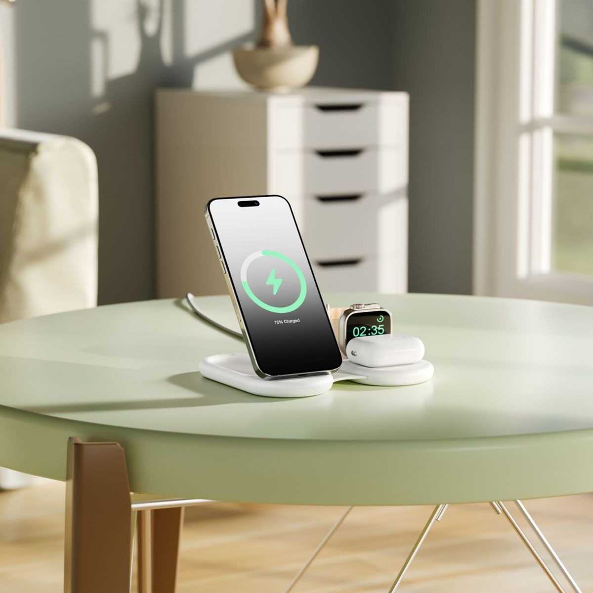 Ein Smartphone und eine Smartwatch werden auf einem weißen Ladegerät aufgeladen.