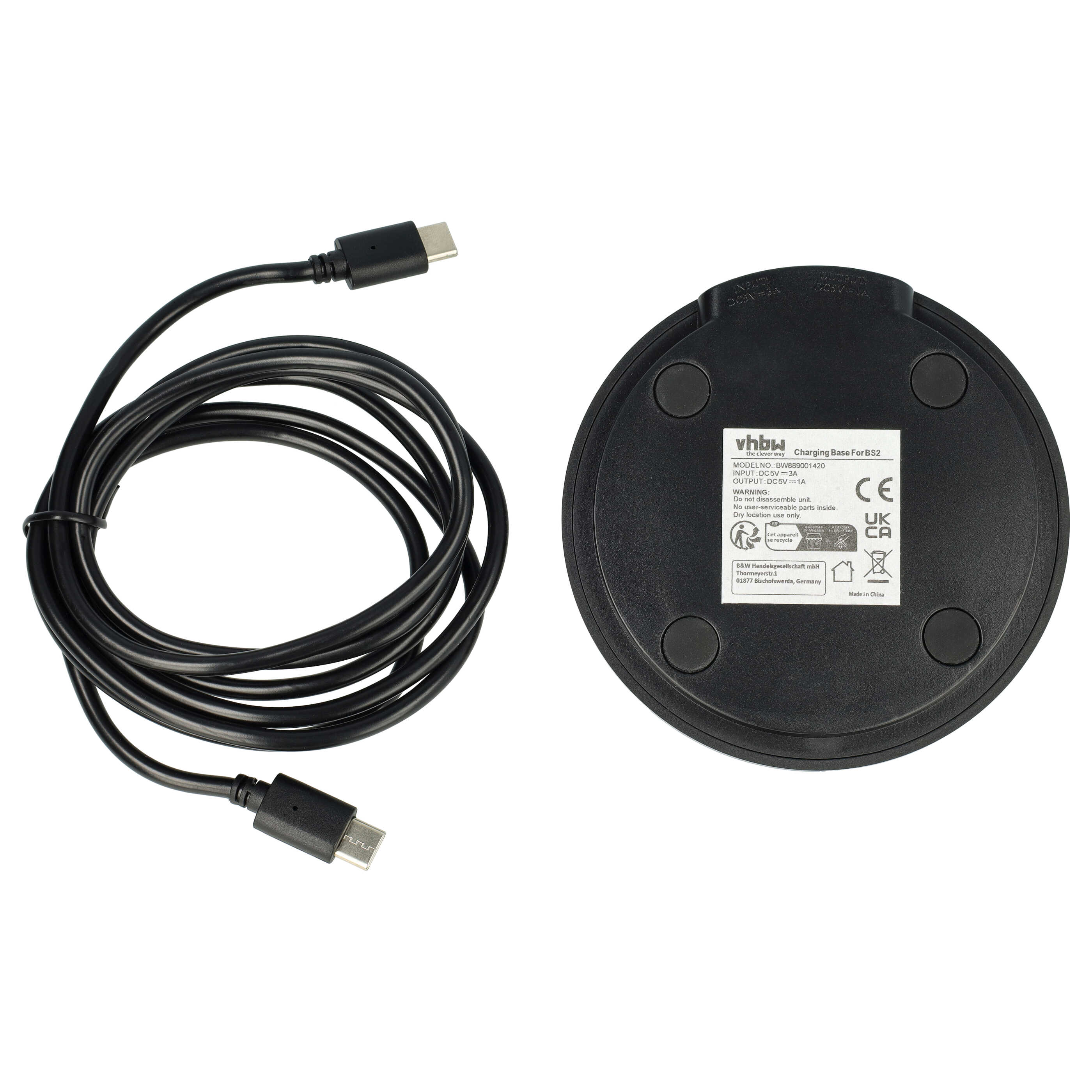 Schwarzes Ladekabel mit USB-C und eine schwarze Ladestation mit Beschriftung.