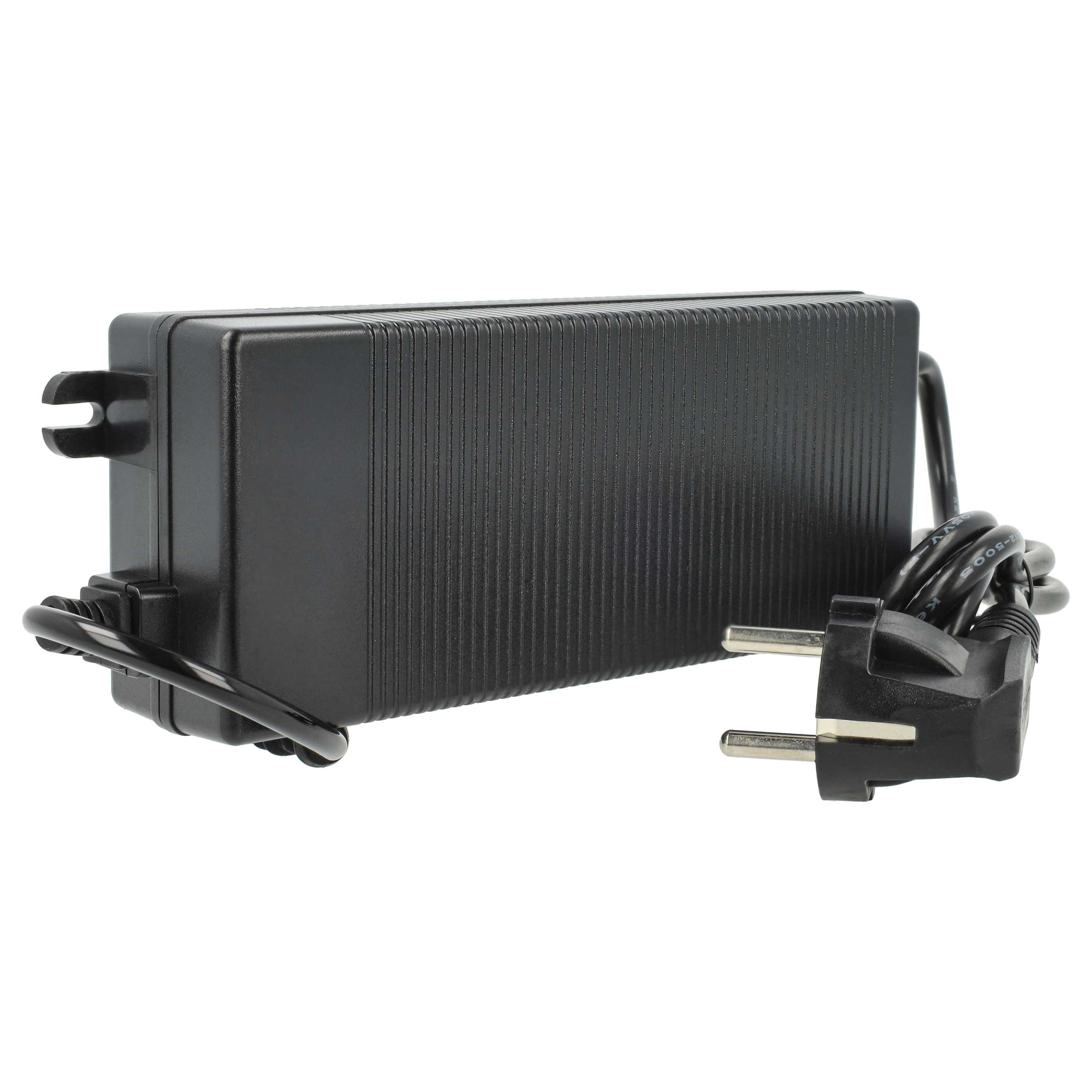 Schwarzes Netzteil mit gerilltem Gehäuse und einem Stecker.