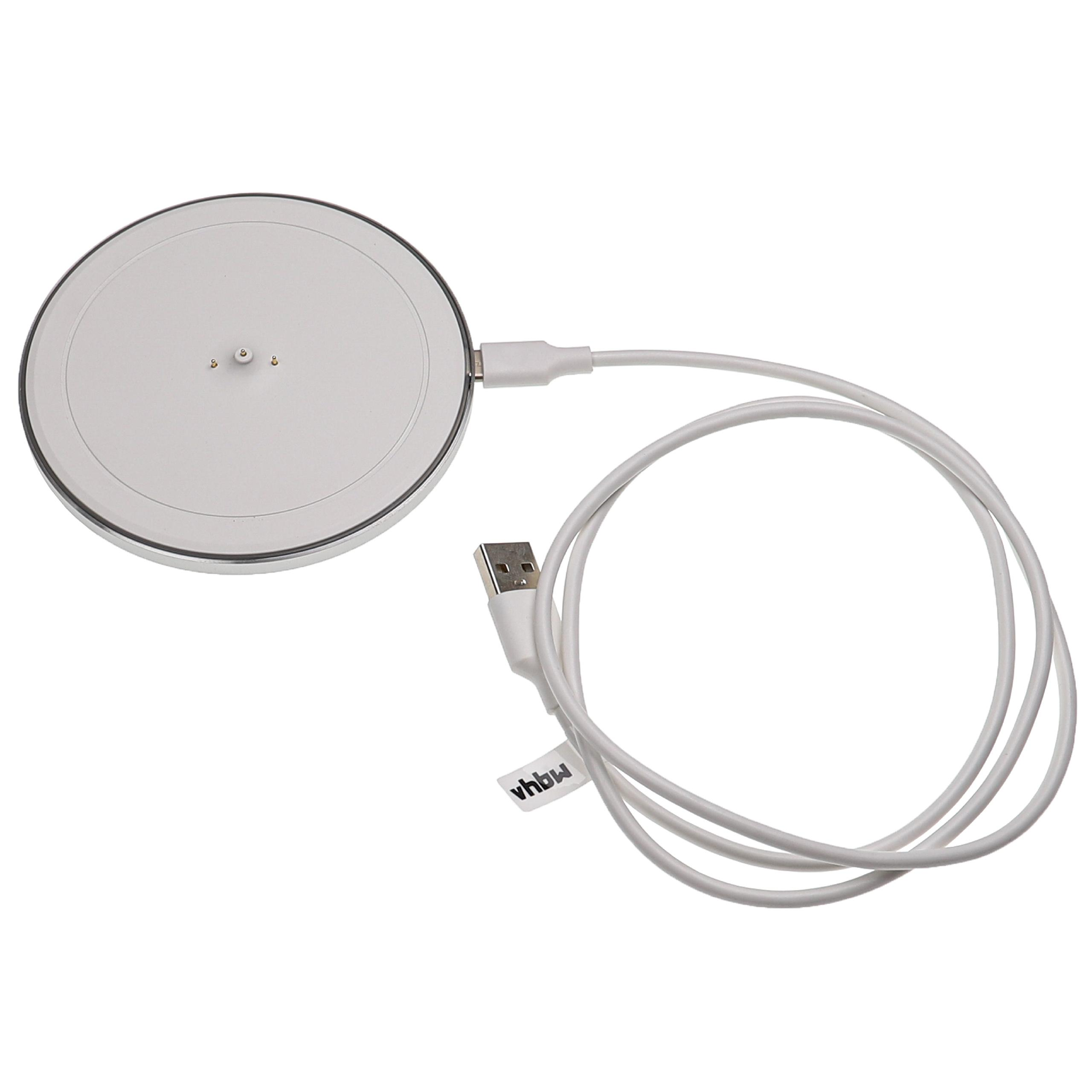 Ein weißes kabelloses Ladepad mit USB-Kabel auf weißem Hintergrund.
