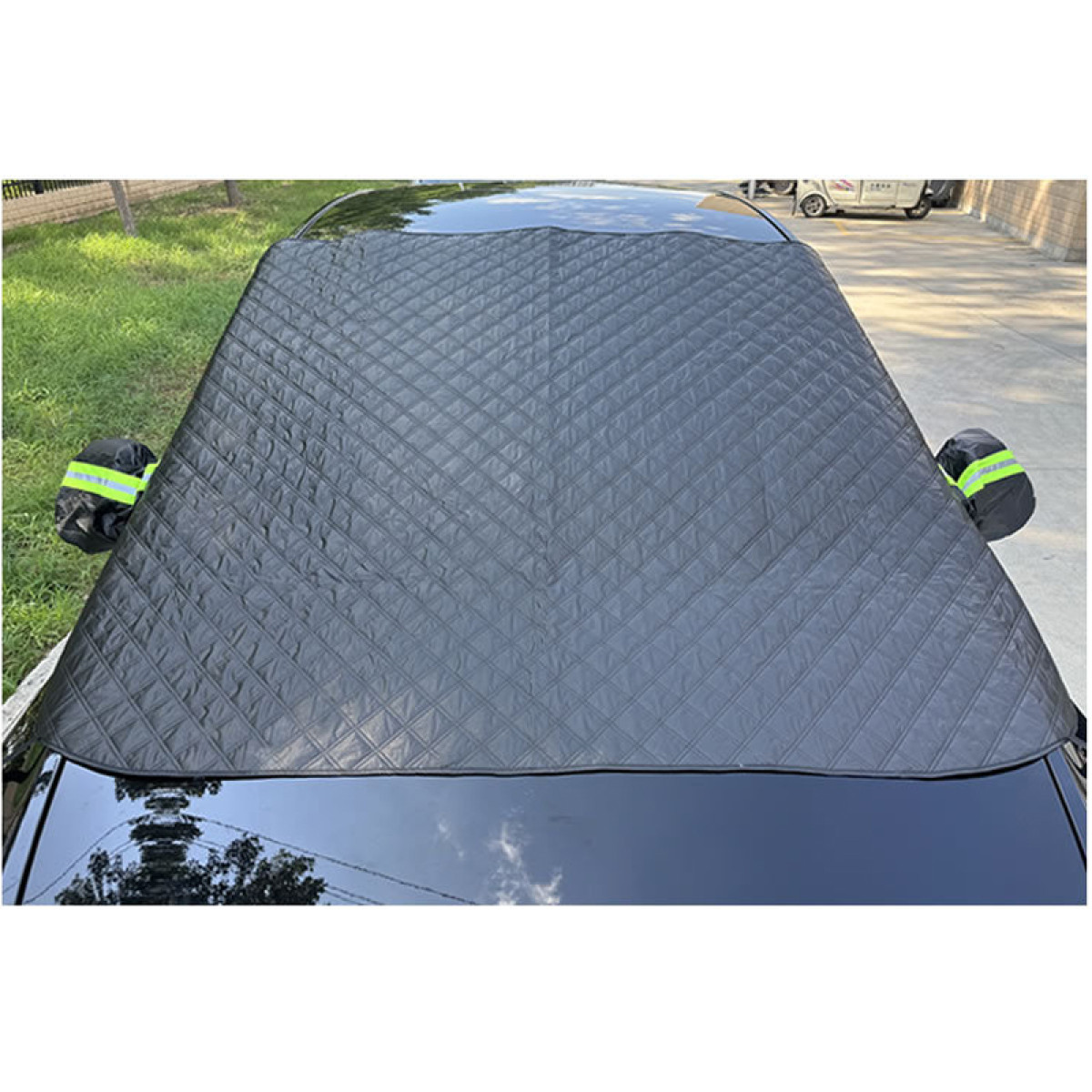 Abdeckung auf einem Auto mit reflektierenden Spiegelkappen, draußen.