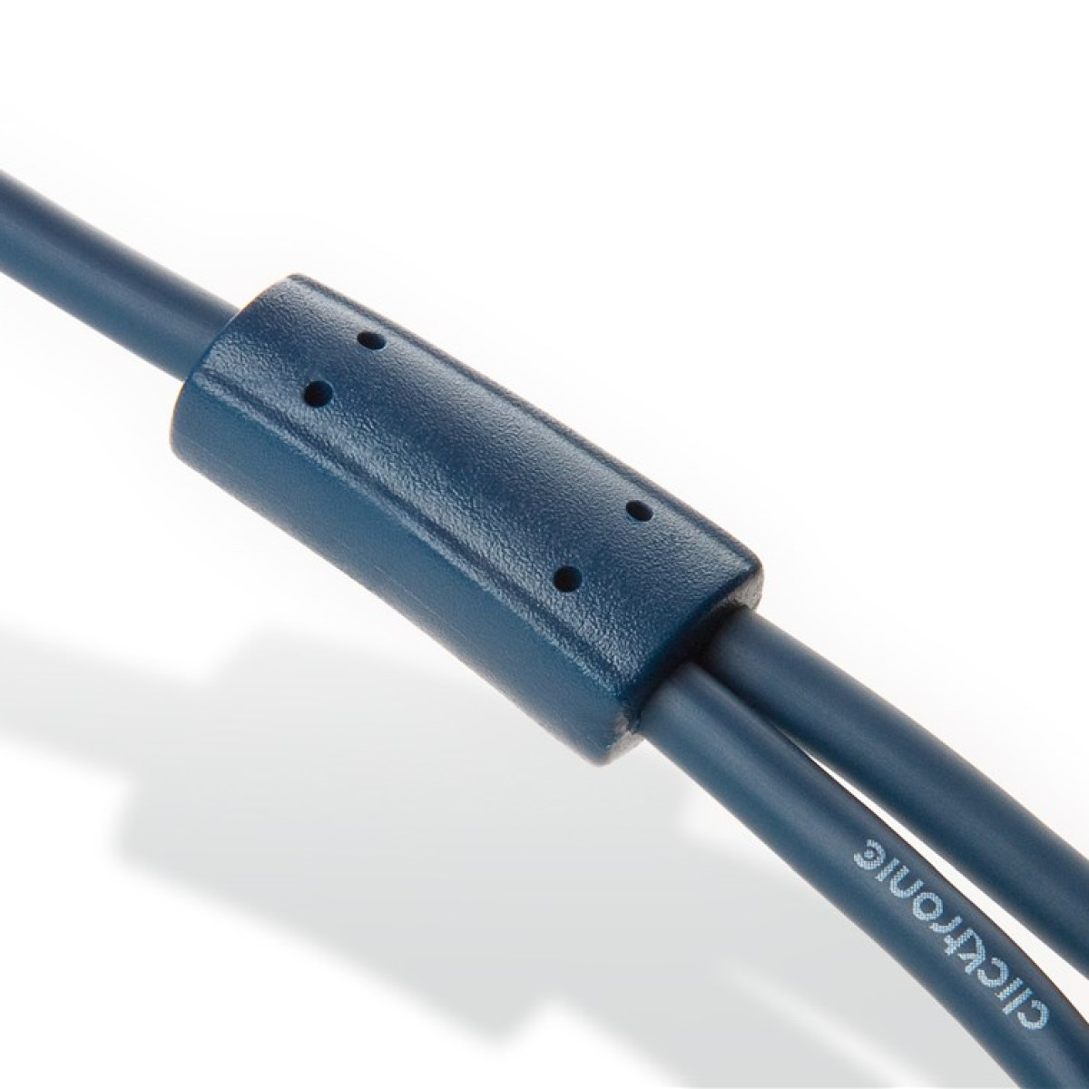 Dunkelblaues Kabel mit einem Mittelstück und vier kleinen Löchern.