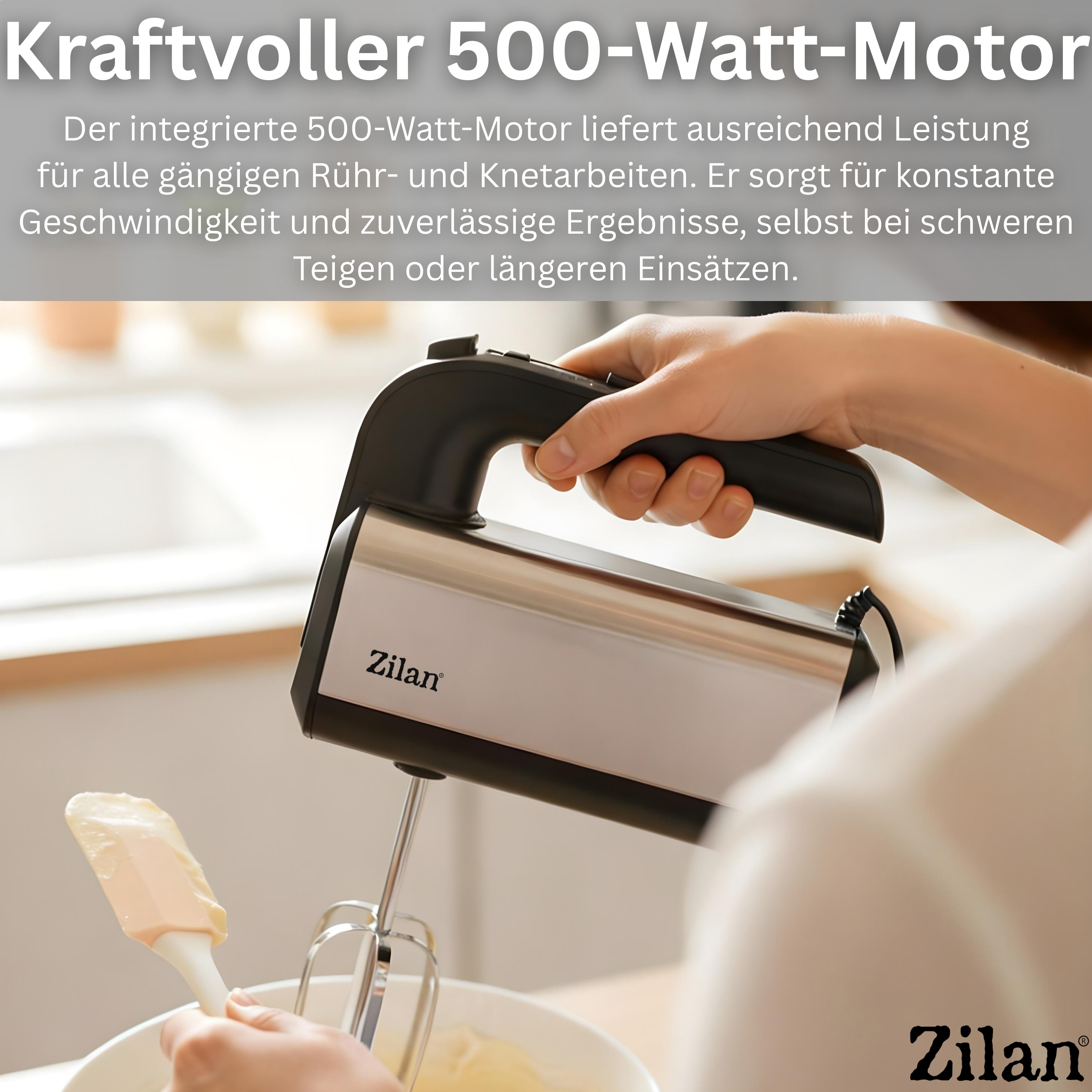 Eine Hand hält einen silbernen Handmixer über einer Schüssel. Ein Spatel liegt daneben.